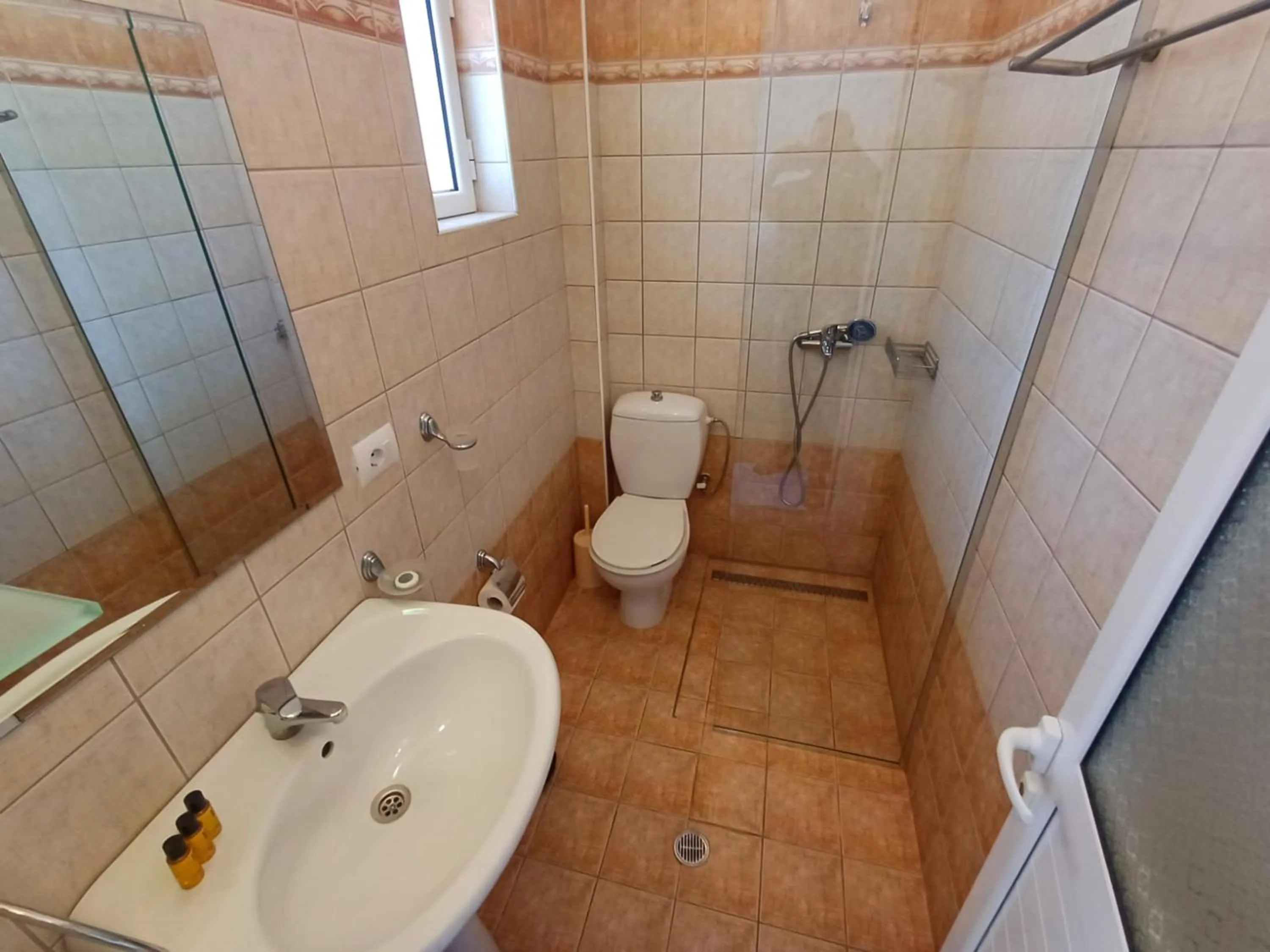 Shower in Hotel Sherifi