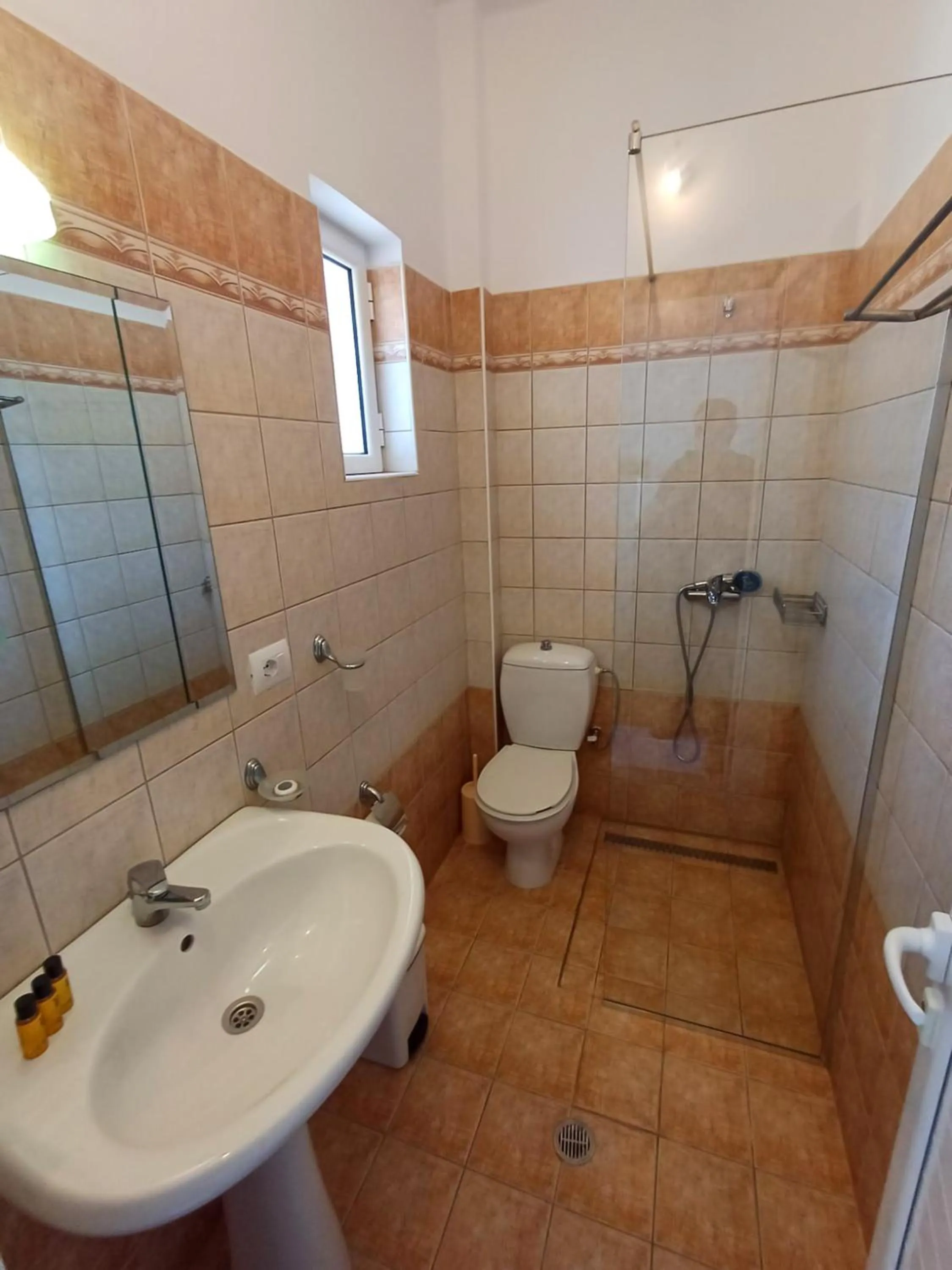 Shower in Hotel Sherifi