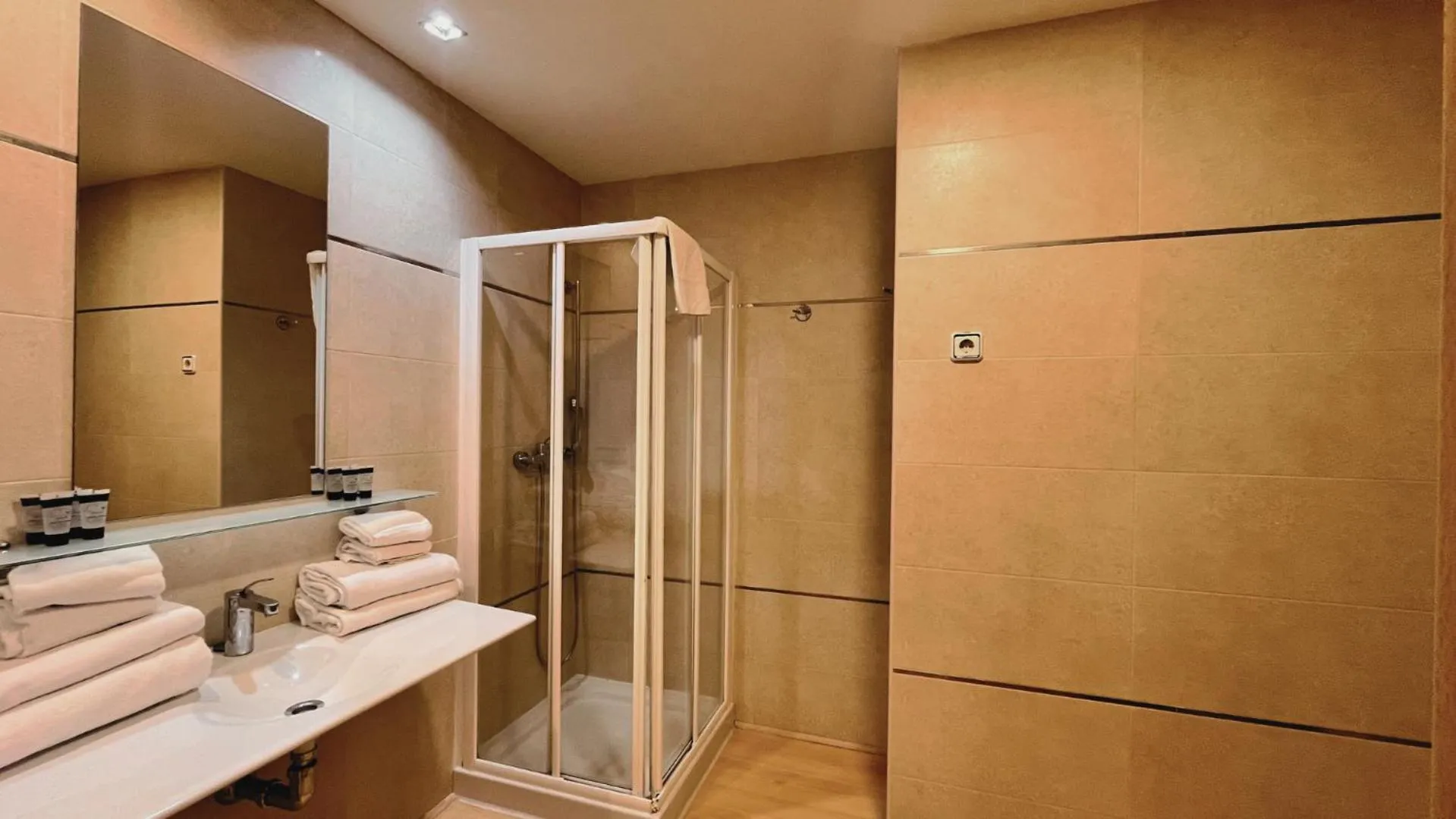 Shower in Hotel-Apartamentos Tartesos