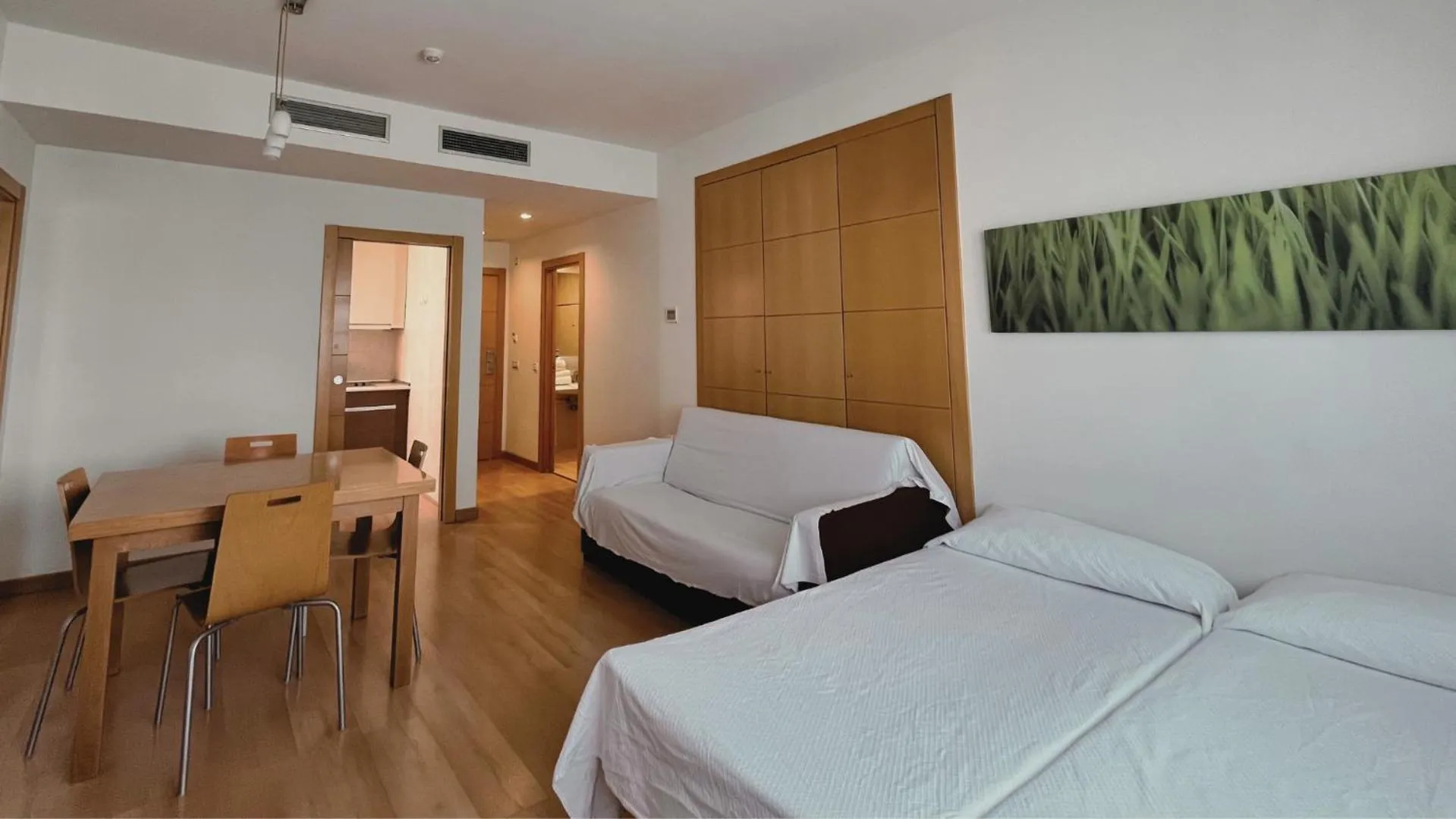Living room, Bed in Hotel-Apartamentos Tartesos