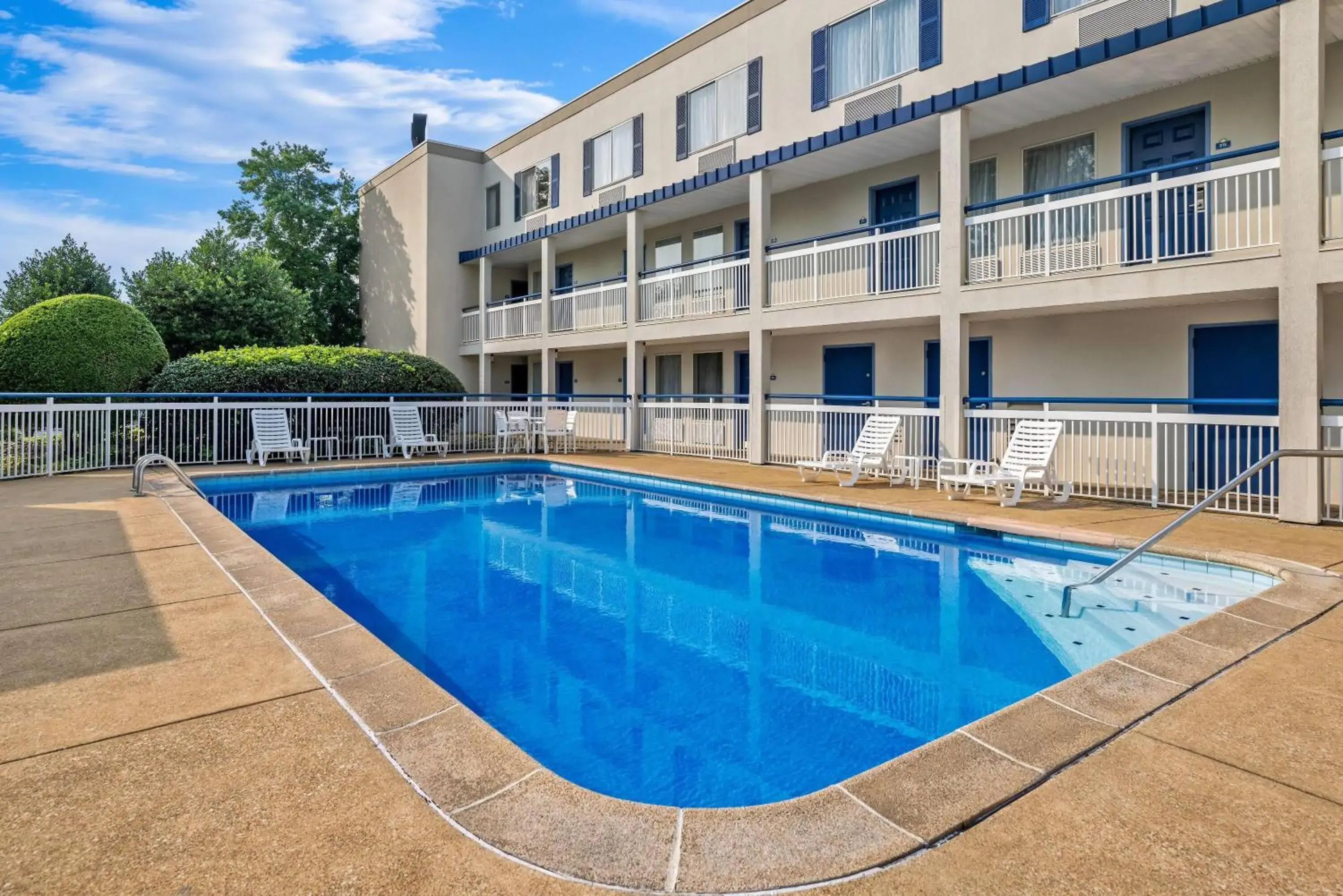 Swimming pool in Days Inn by Wyndham Chattanooga/Hamilton Place Swimming pool in Days Inn by Wyndham Chattanooga/Hamilton Place