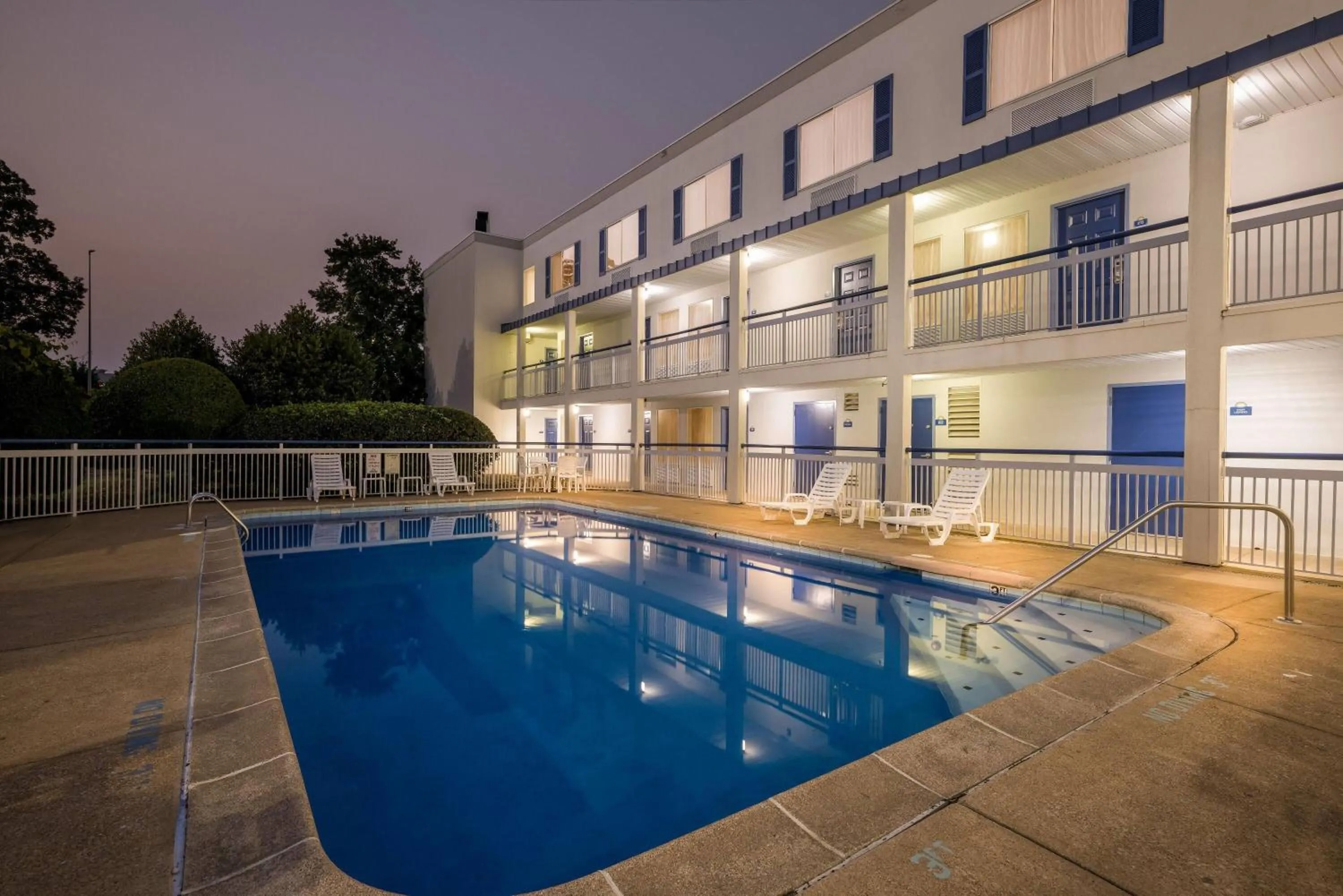 Swimming pool in Days Inn by Wyndham Chattanooga/Hamilton Place