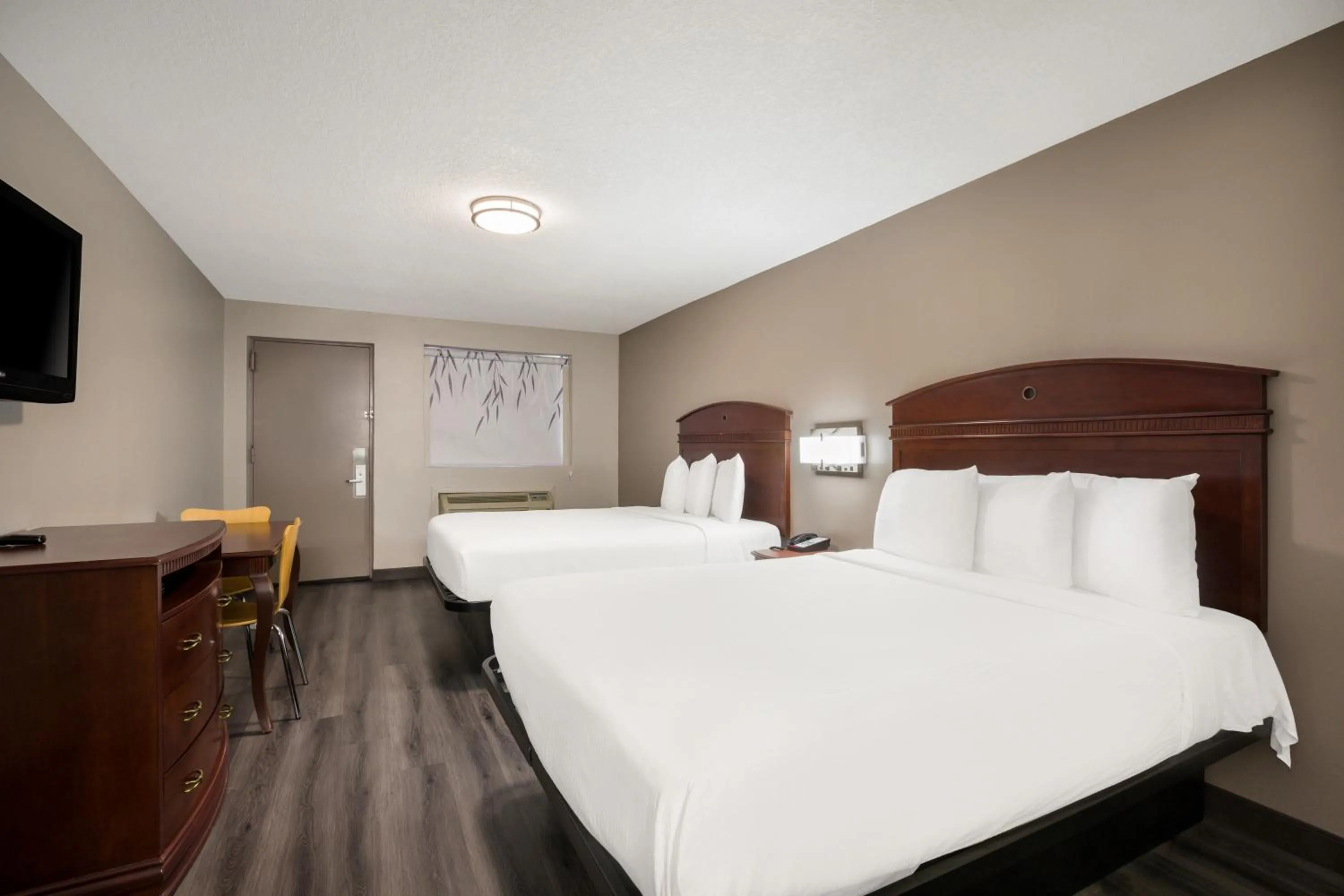 Bed in Red Carpet inn Edison