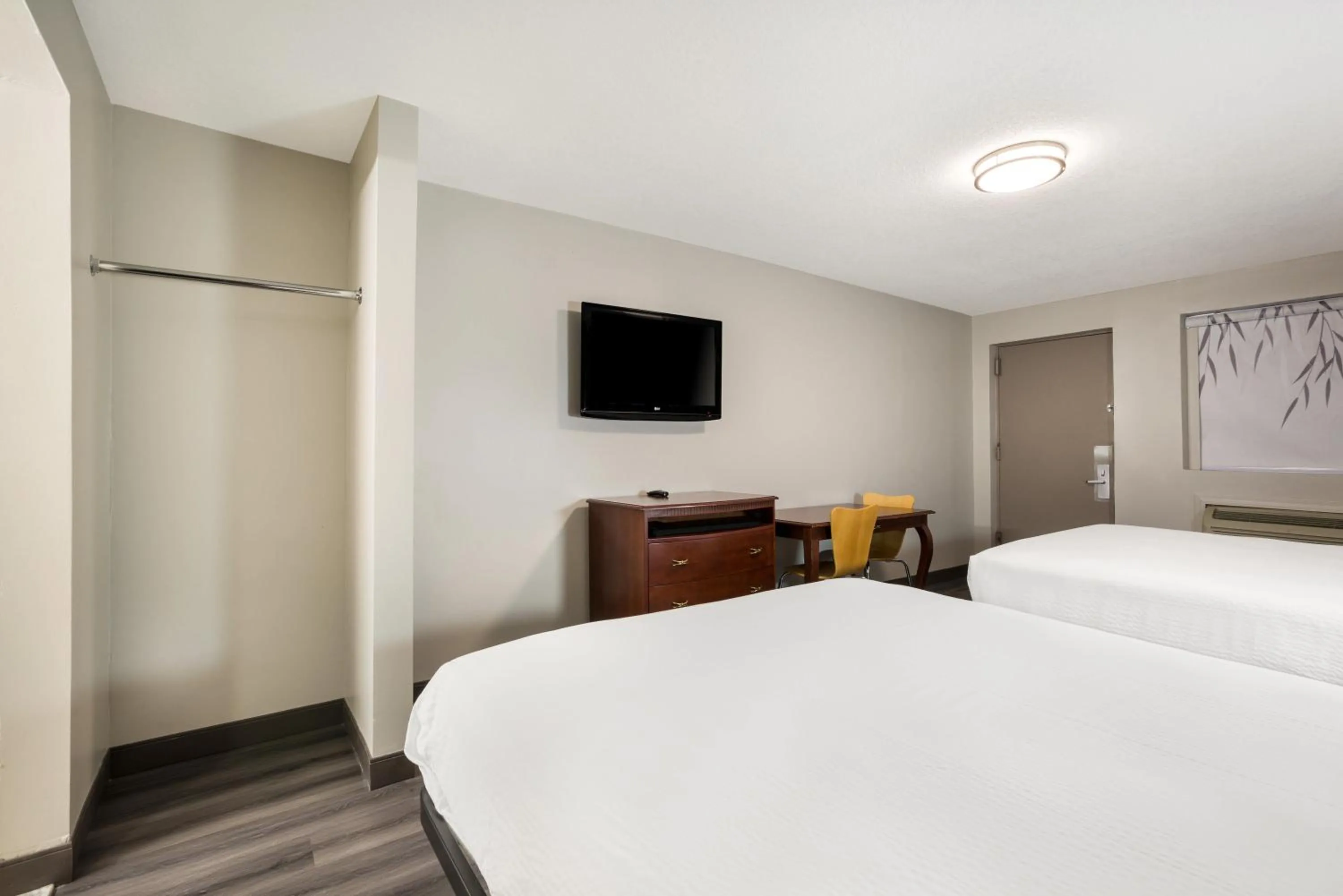 Bed in Red Carpet inn Edison