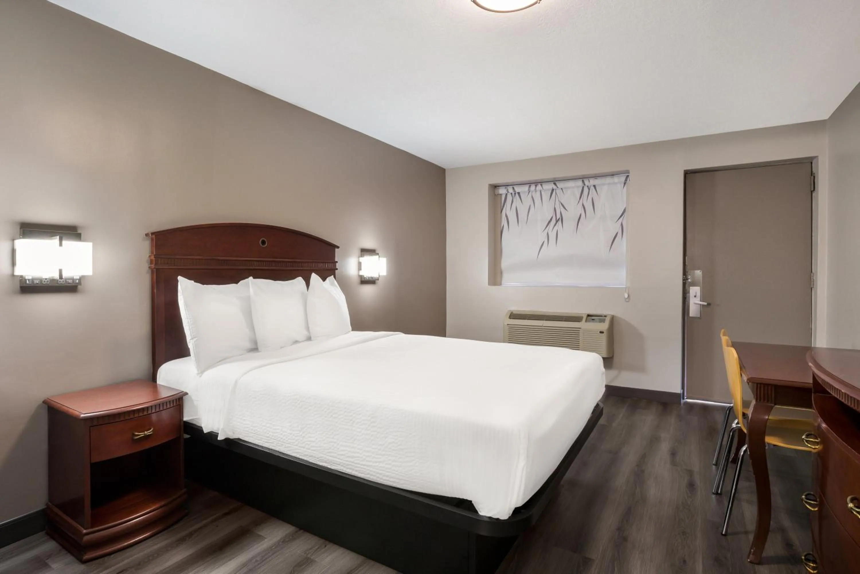 Bed in Red Carpet inn Edison