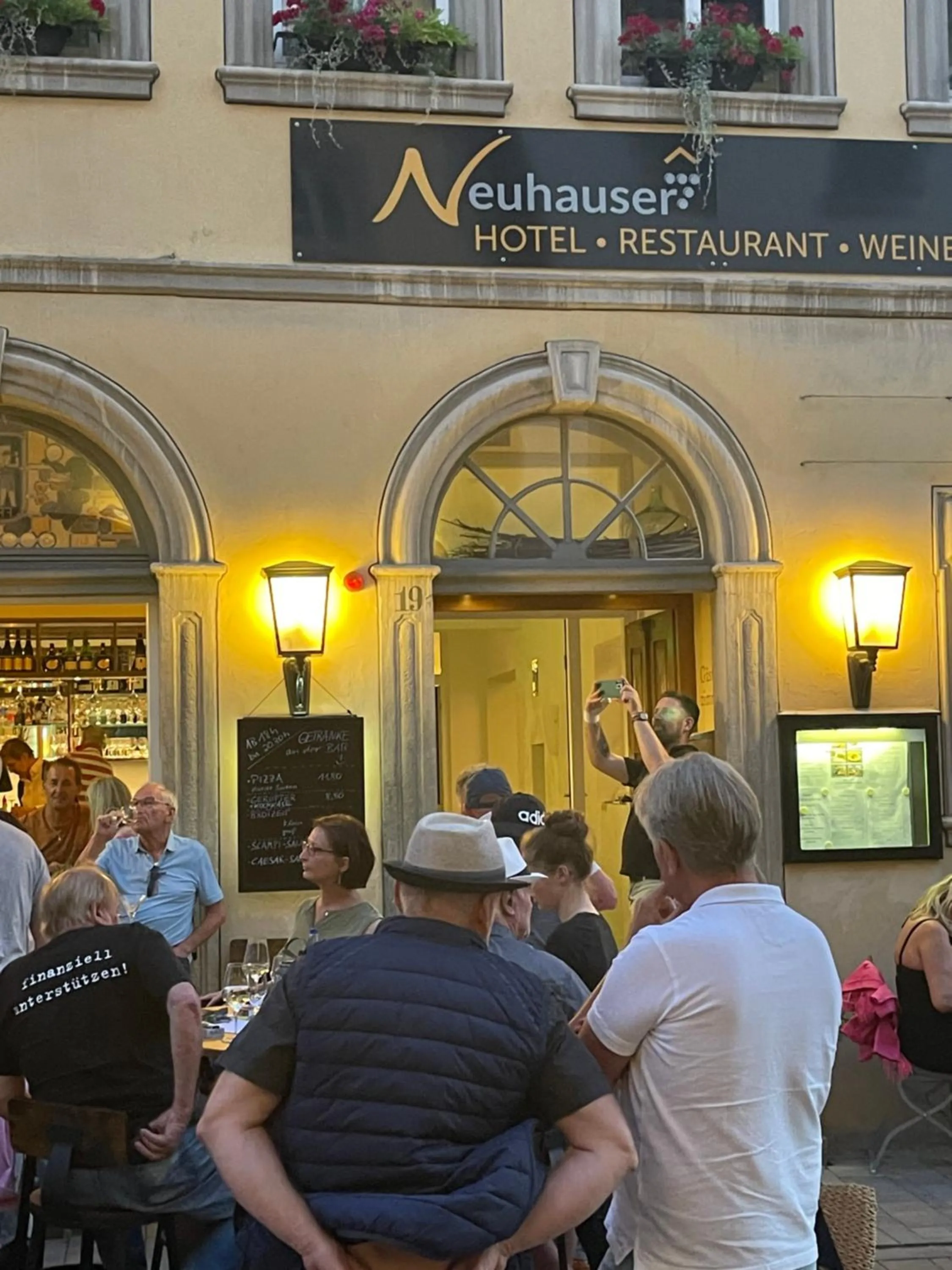 group of guests in Hotel und Restaurant Neuhauser