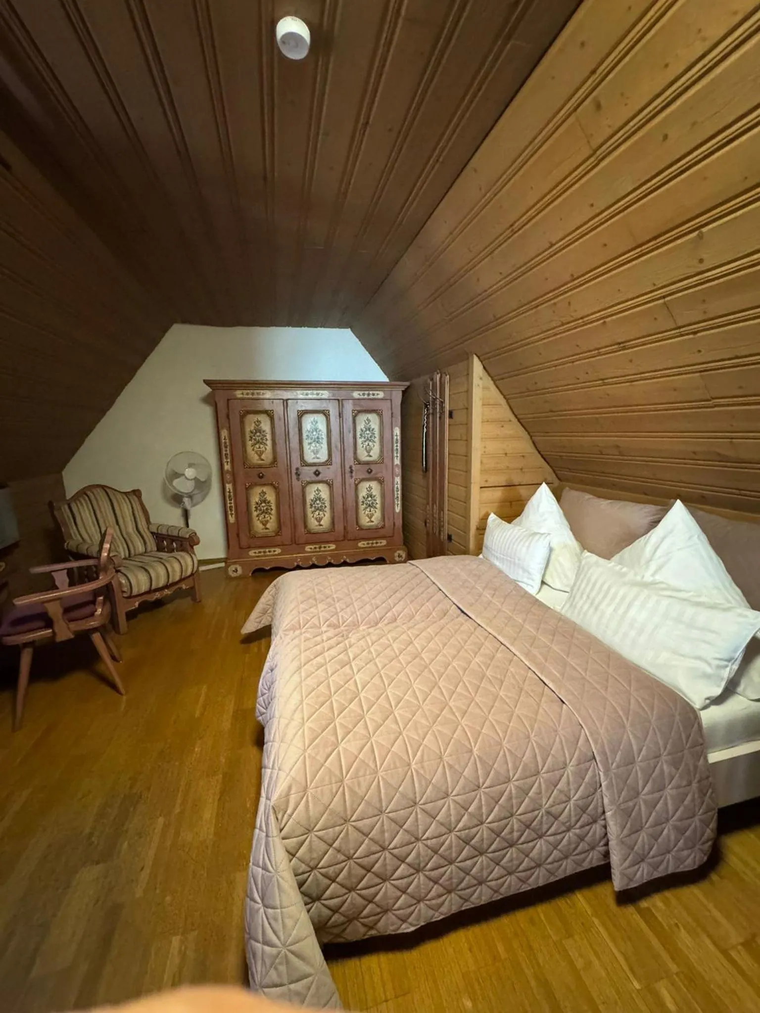 Photo of the whole room, Bed in Hotel und Restaurant Neuhauser