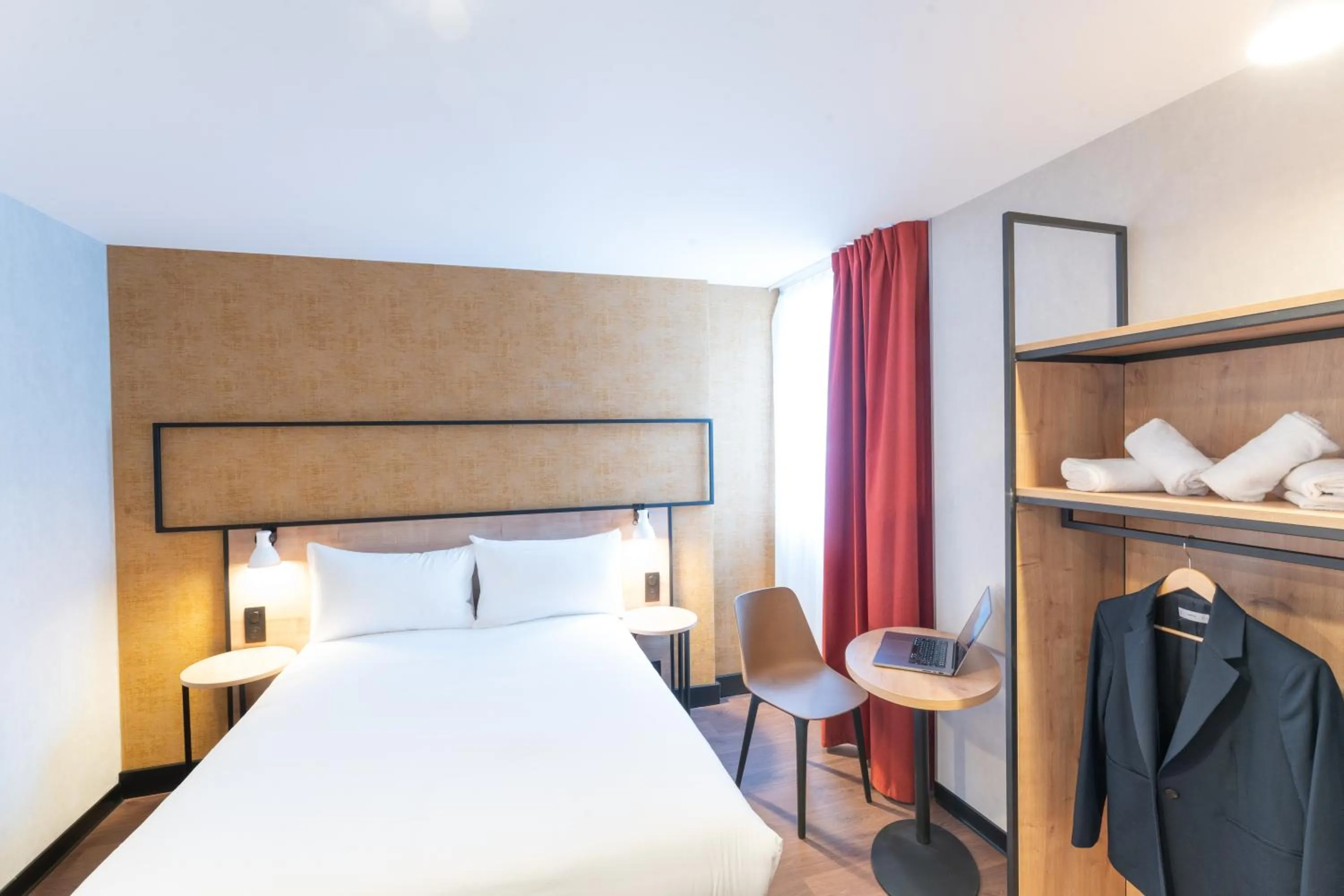 Photo of the whole room, Bed in ibis Paris Nord Porte de Saint Ouen