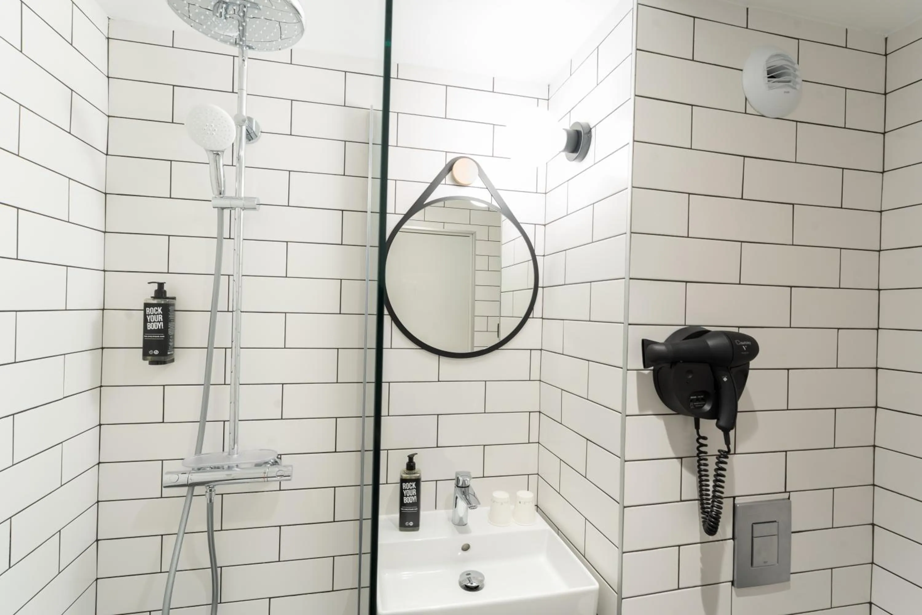 Bathroom in ibis Paris Nord Porte de Saint Ouen