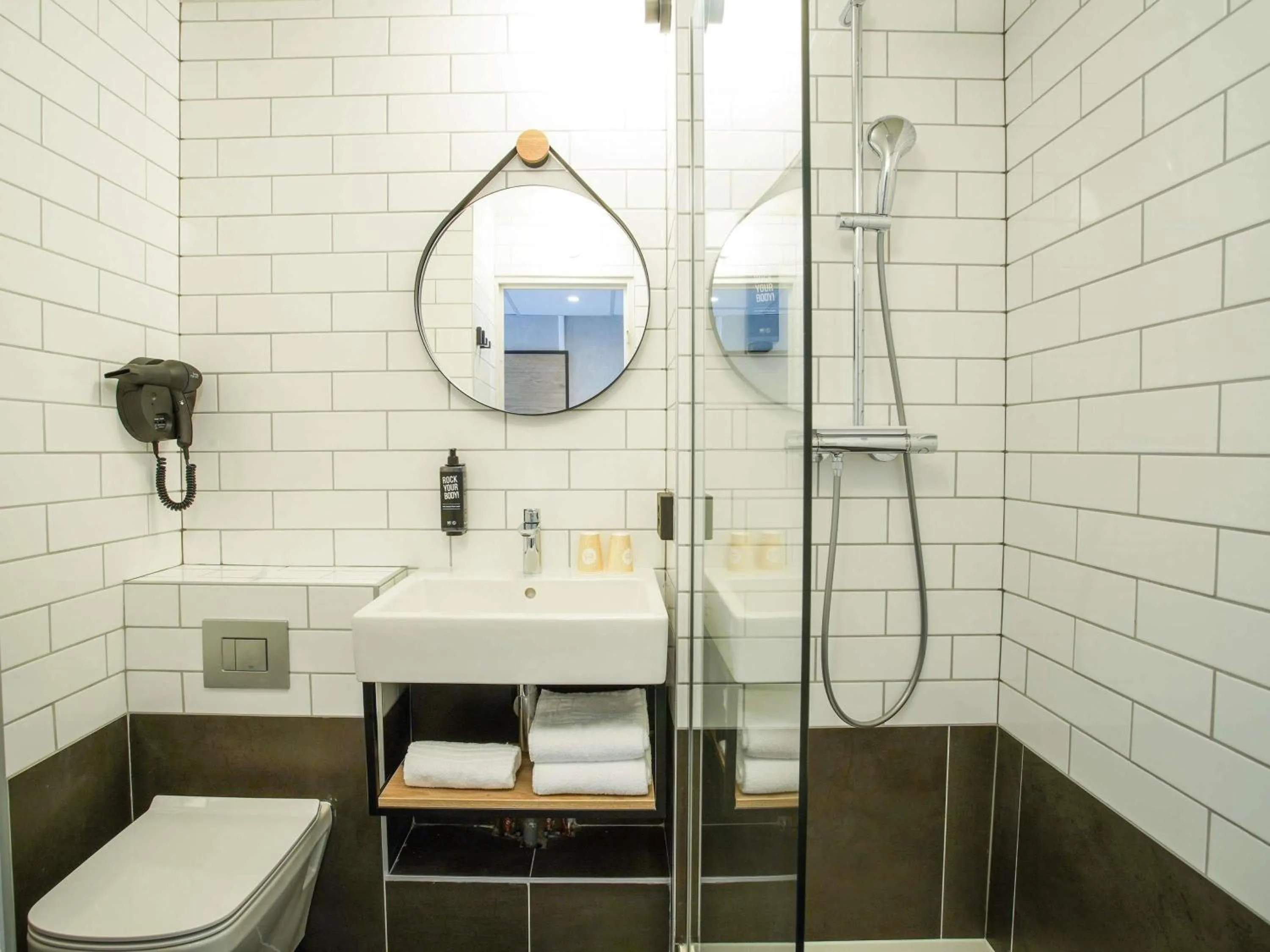 Bedroom in ibis Paris Nord Porte de Saint Ouen