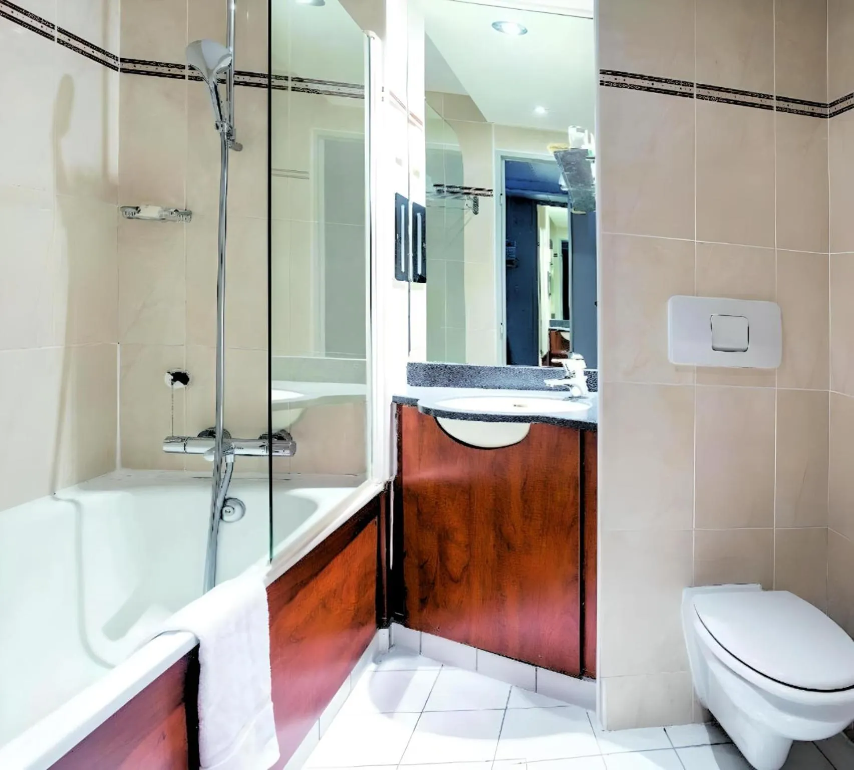 Toilet in Hotel Inn Paris Nord Porte de Saint Ouen