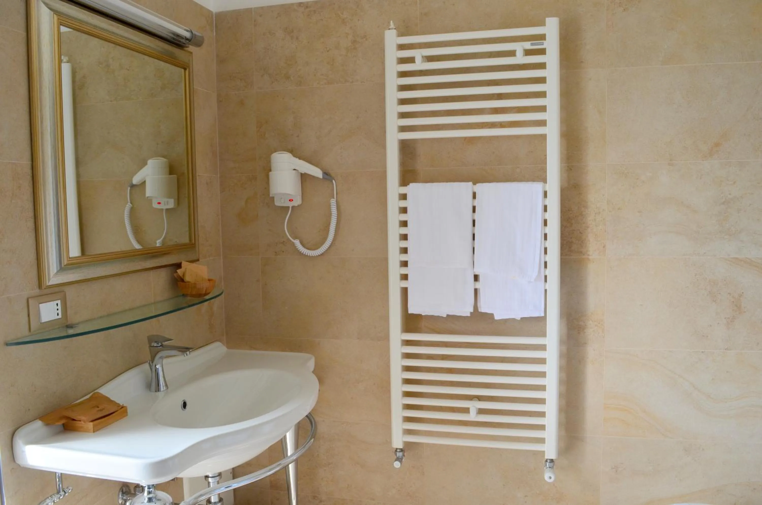 Bathroom in Hotel Masseria Tutosa