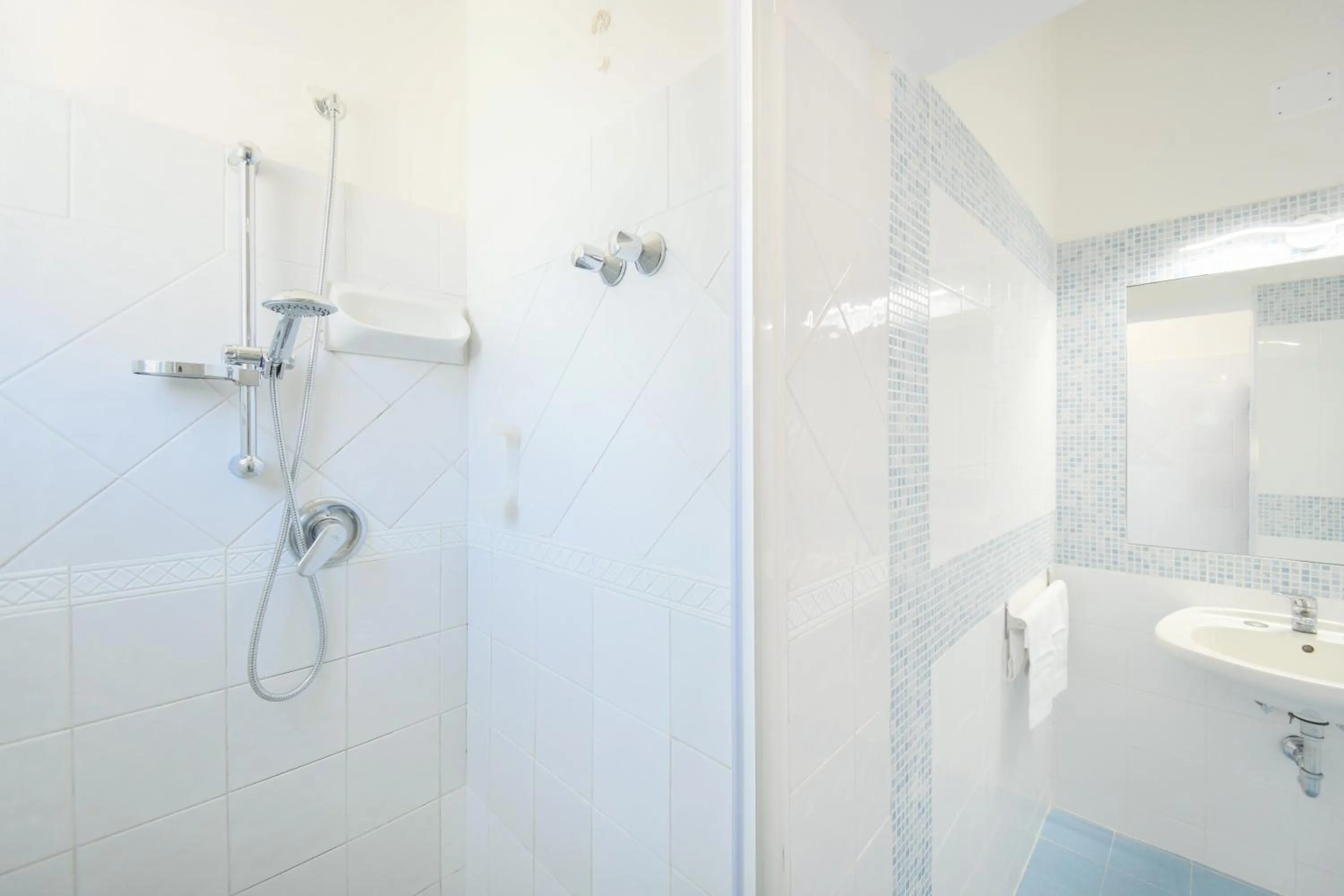 Shower in Albergo Atlantic