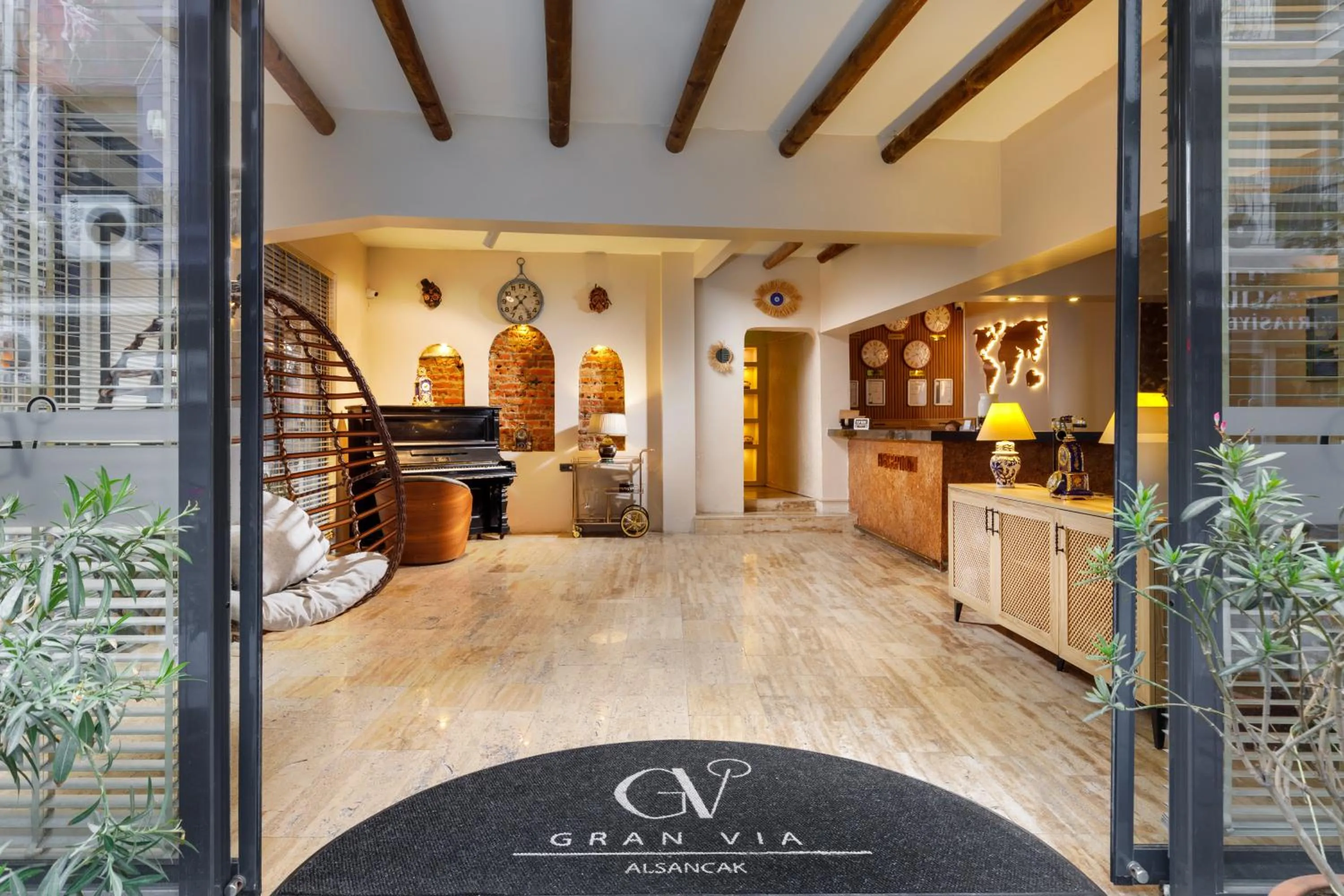 Property building in Gran Via Alsancak