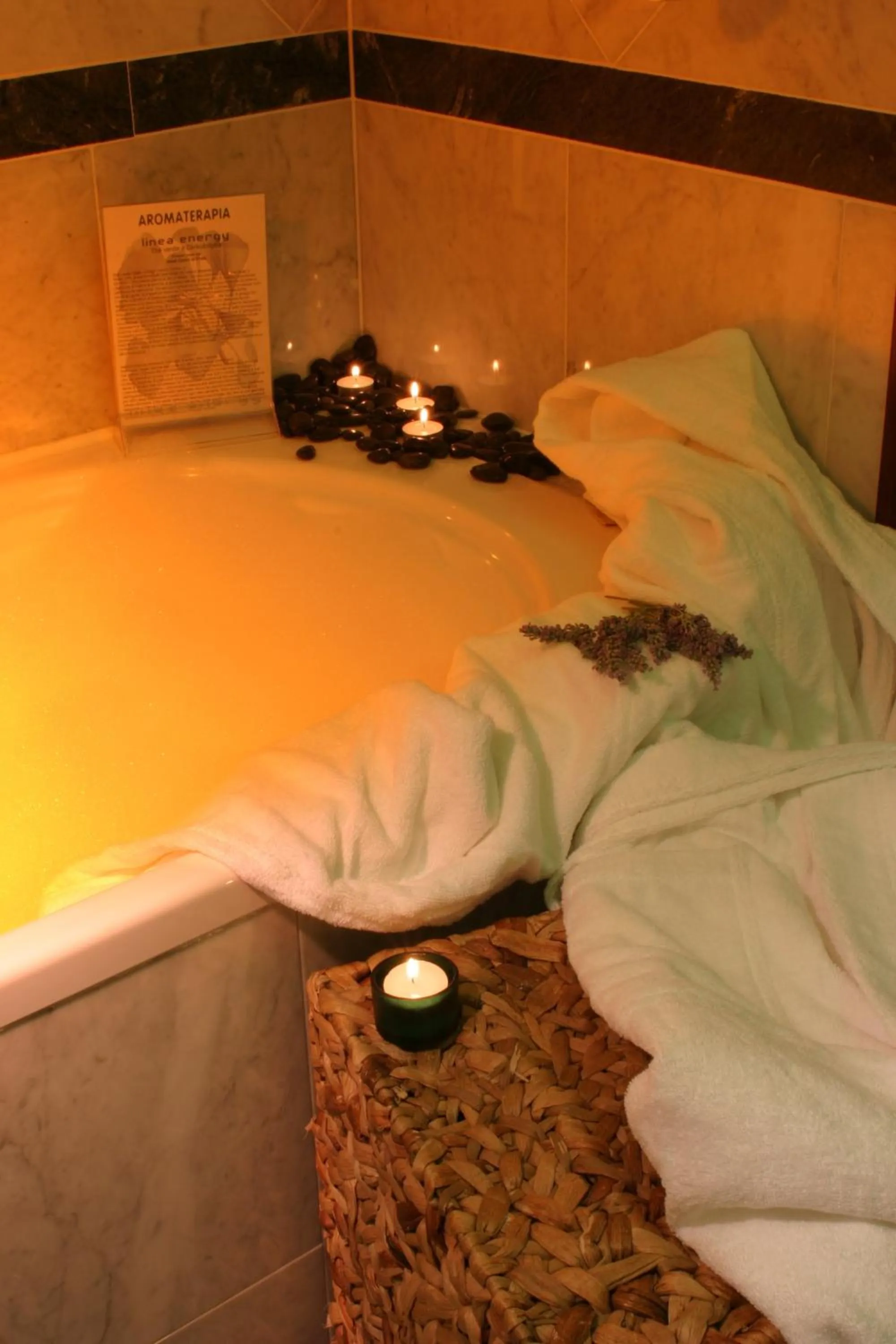 Bathroom, Bed in Hotel Datini