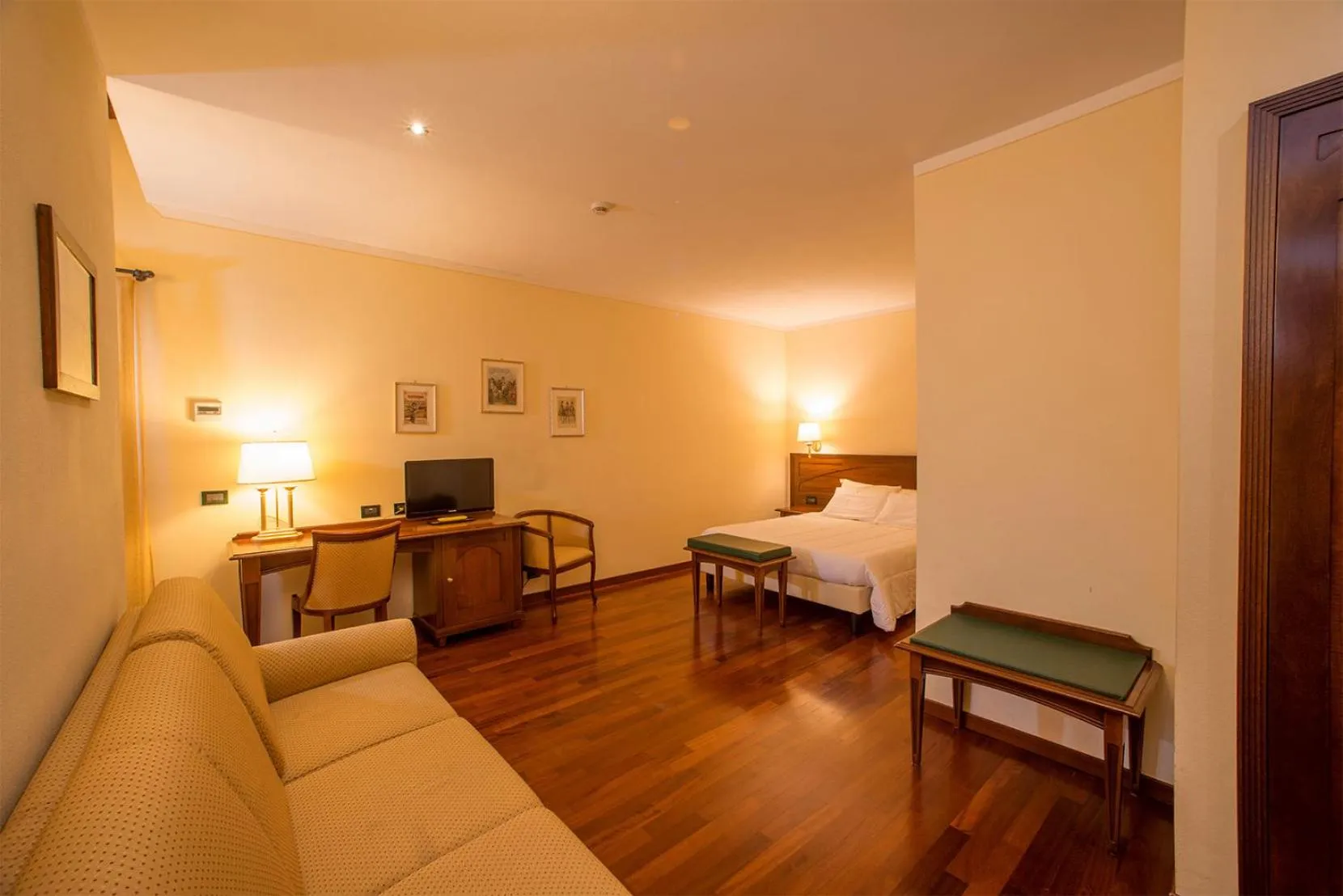 Photo of the whole room, Bed in Hotel Conteverde