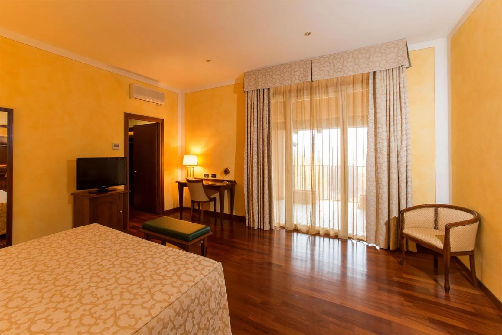 Photo of the whole room, Bed in Hotel Conteverde