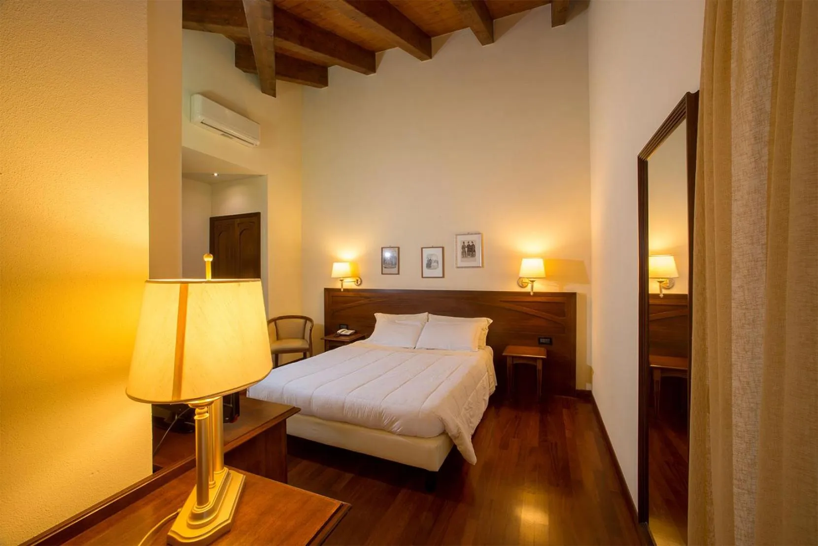 Photo of the whole room, Bed in Hotel Conteverde