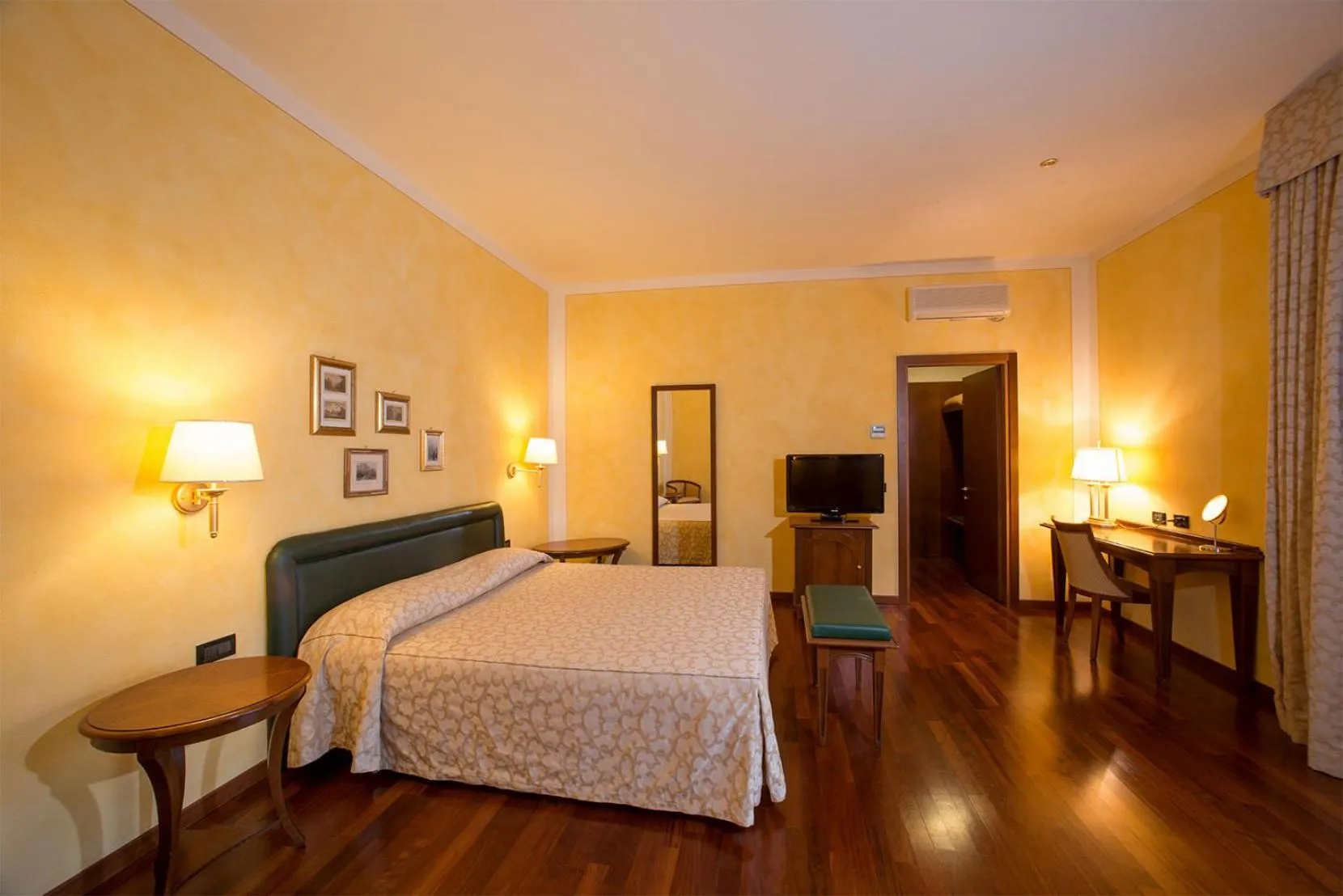 Photo of the whole room, Bed in Hotel Conteverde