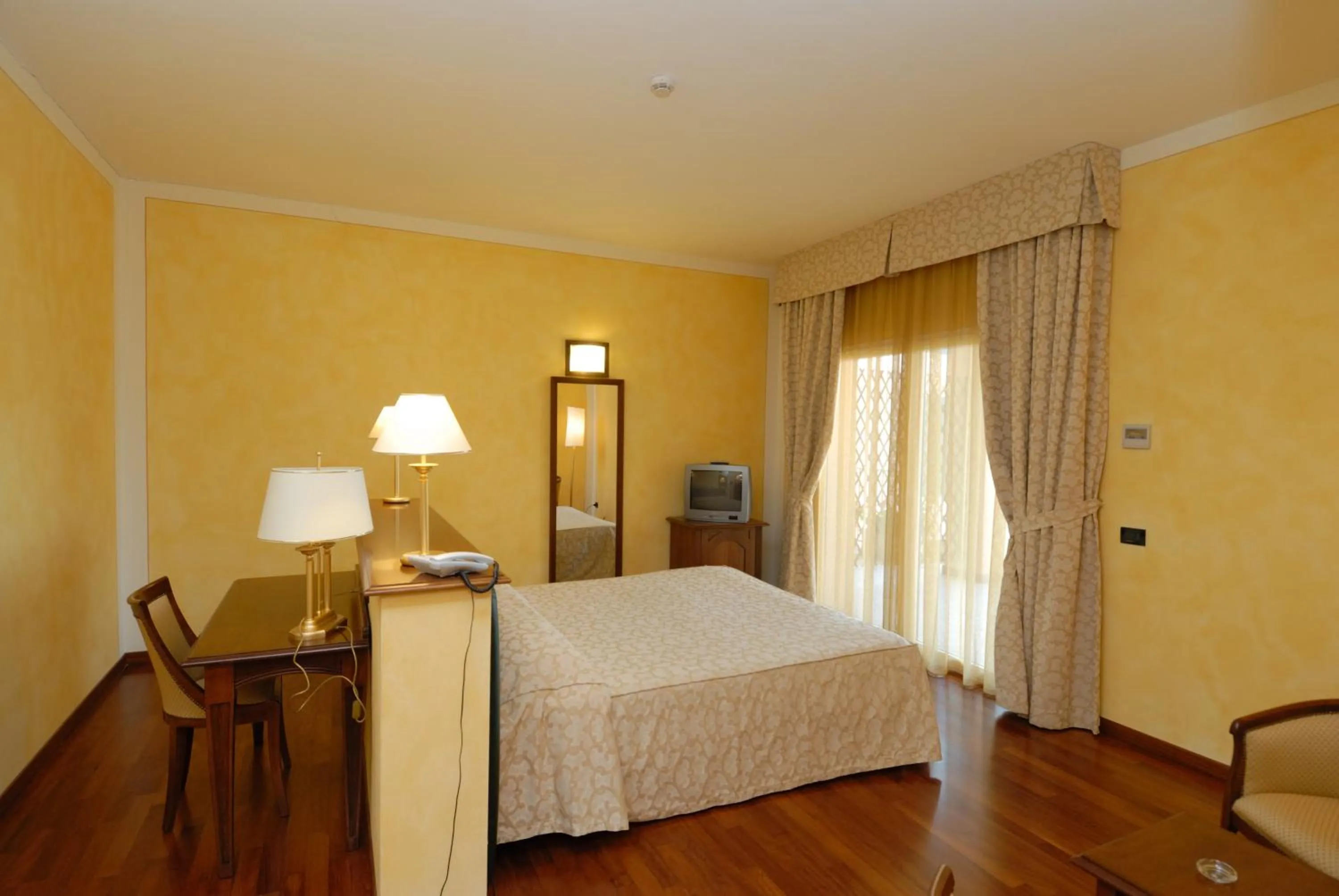 Photo of the whole room, Bed in Hotel Conteverde