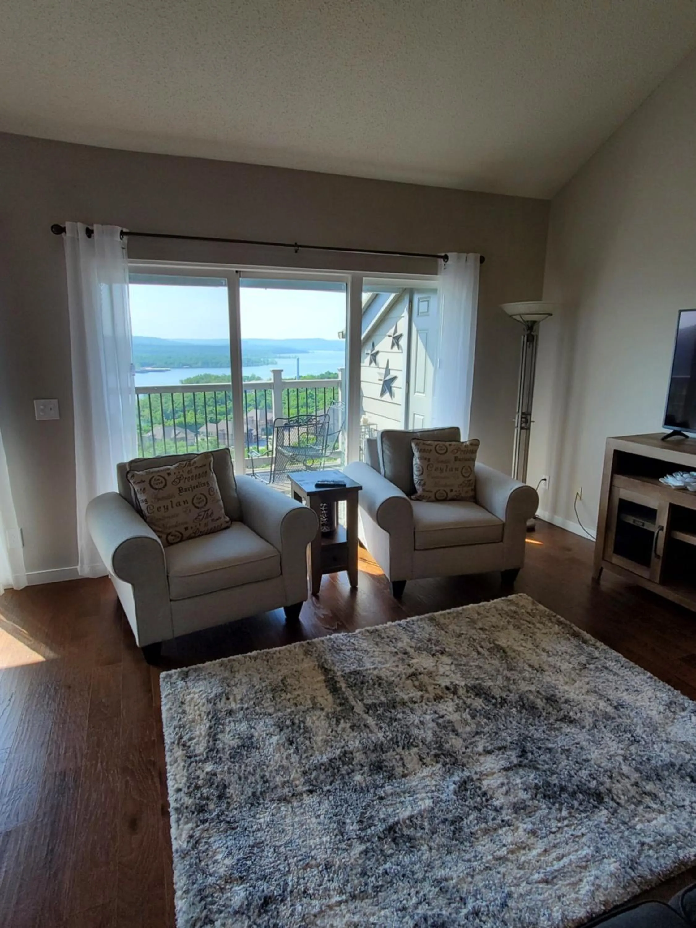 Seating area in Treehouse Condos - Branson
