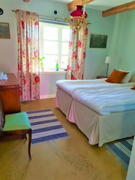 Photo of the whole room, Bed in Farmors Lycka