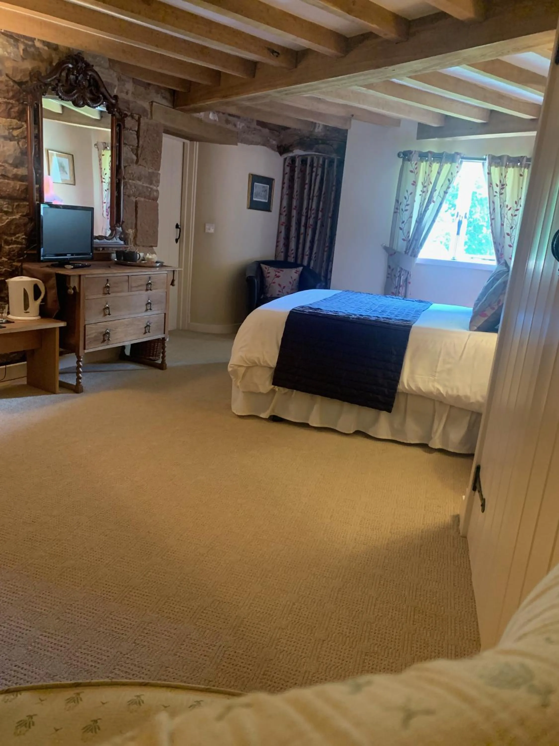 Bedroom, Bed in Fiddleback Farm