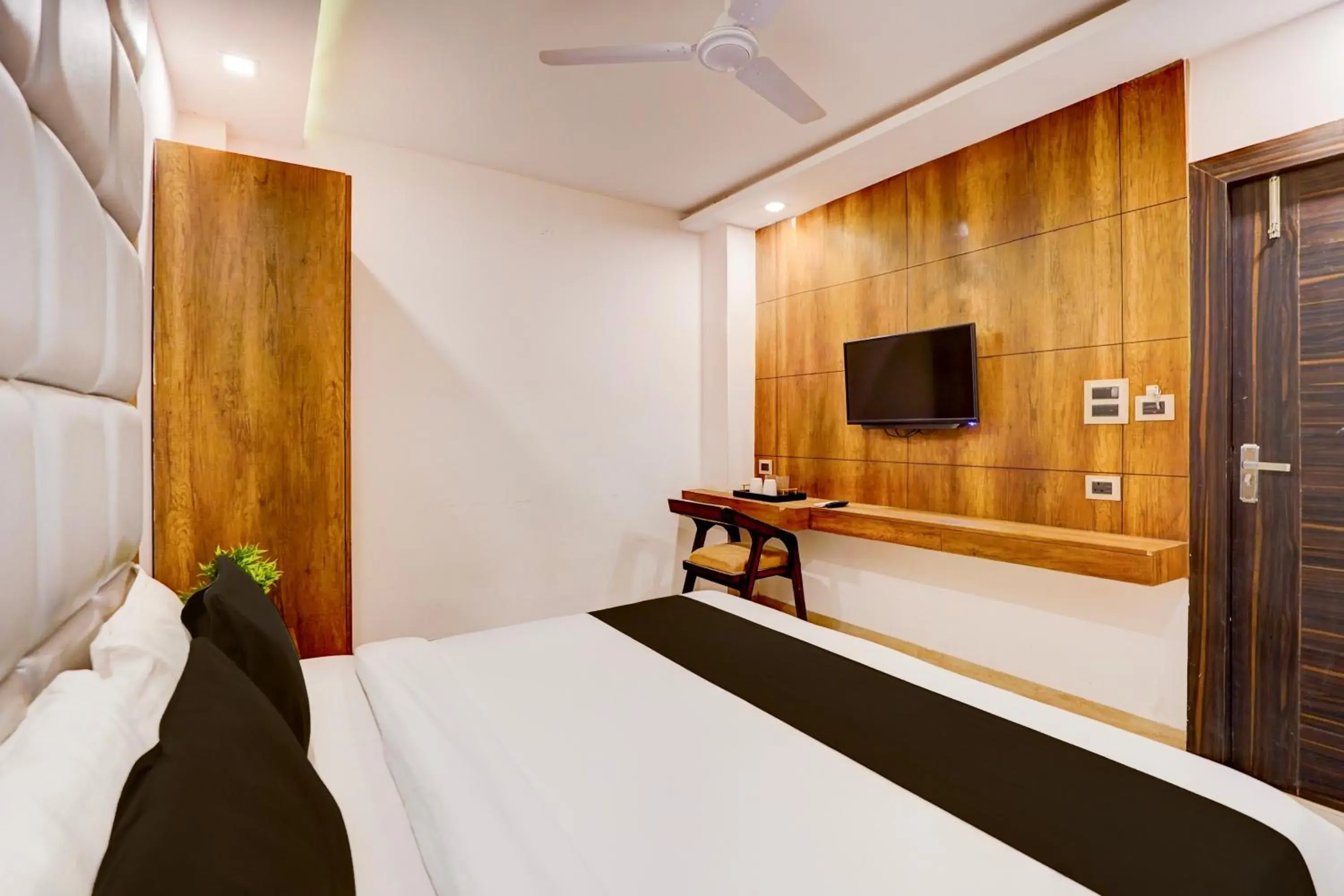 Bedroom, Bed in Super Hotel O Haridwar Near Shanti Kunj Bedroom, Bed in Super Hotel O Haridwar Near Shanti Kunj