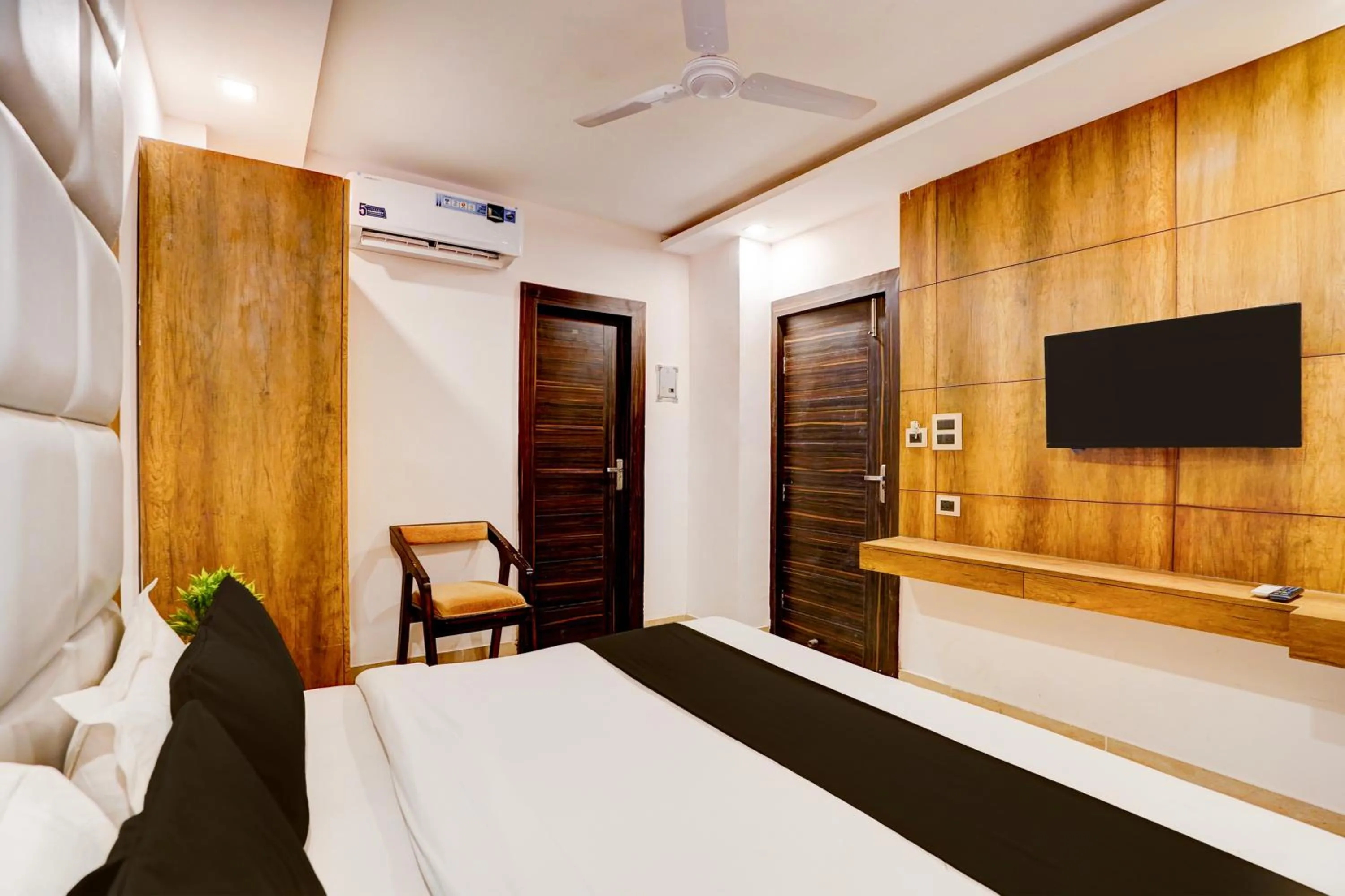 Photo of the whole room, Bed in Hotel O Haridwar Near Shanti Kunj