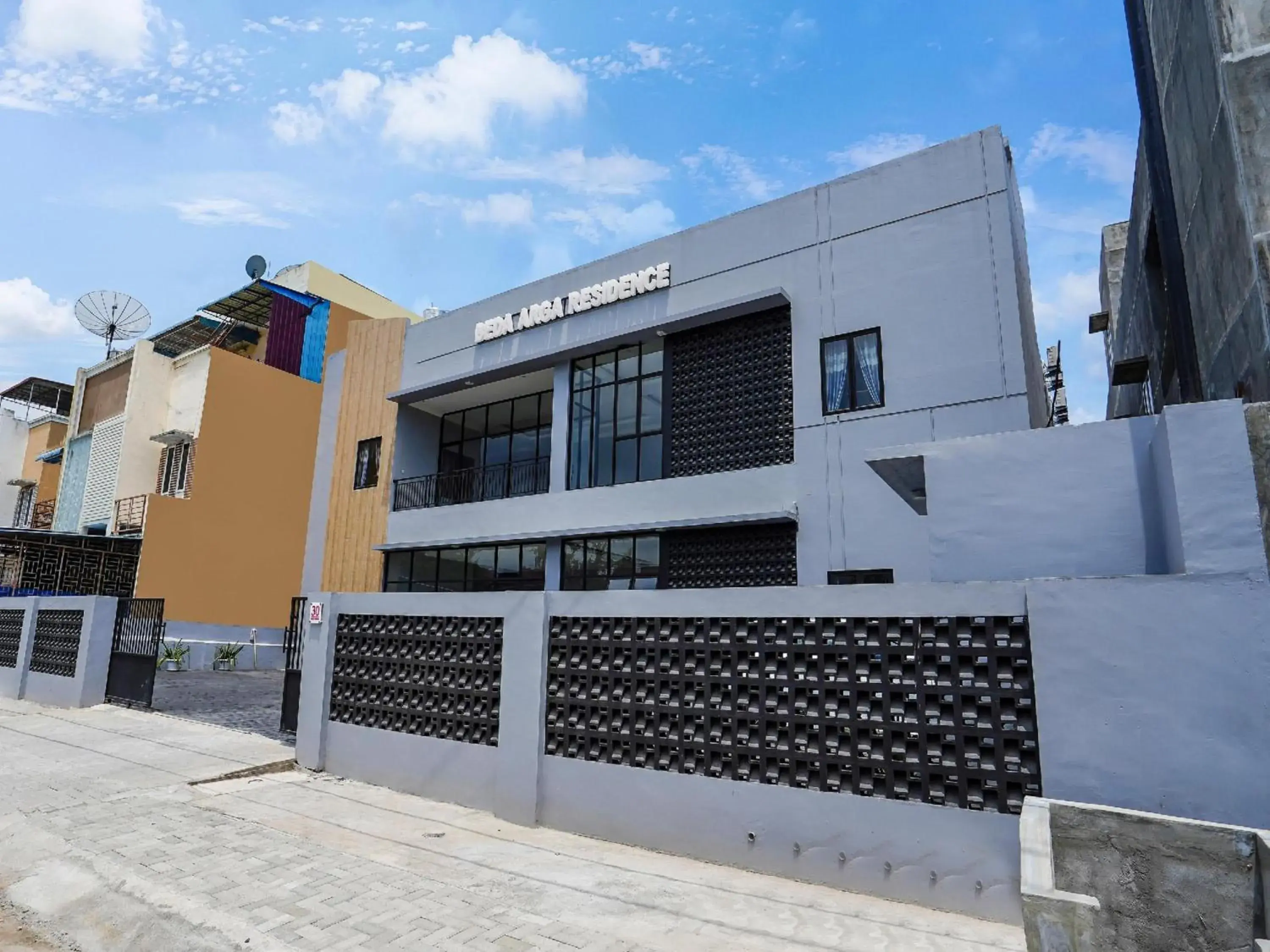 Facade/entrance in Hotel O Beda Arga Near Rs Royal Prima Ayahanda Facade/entrance in Hotel O Beda Arga Near Rs Royal Prima Ayahanda