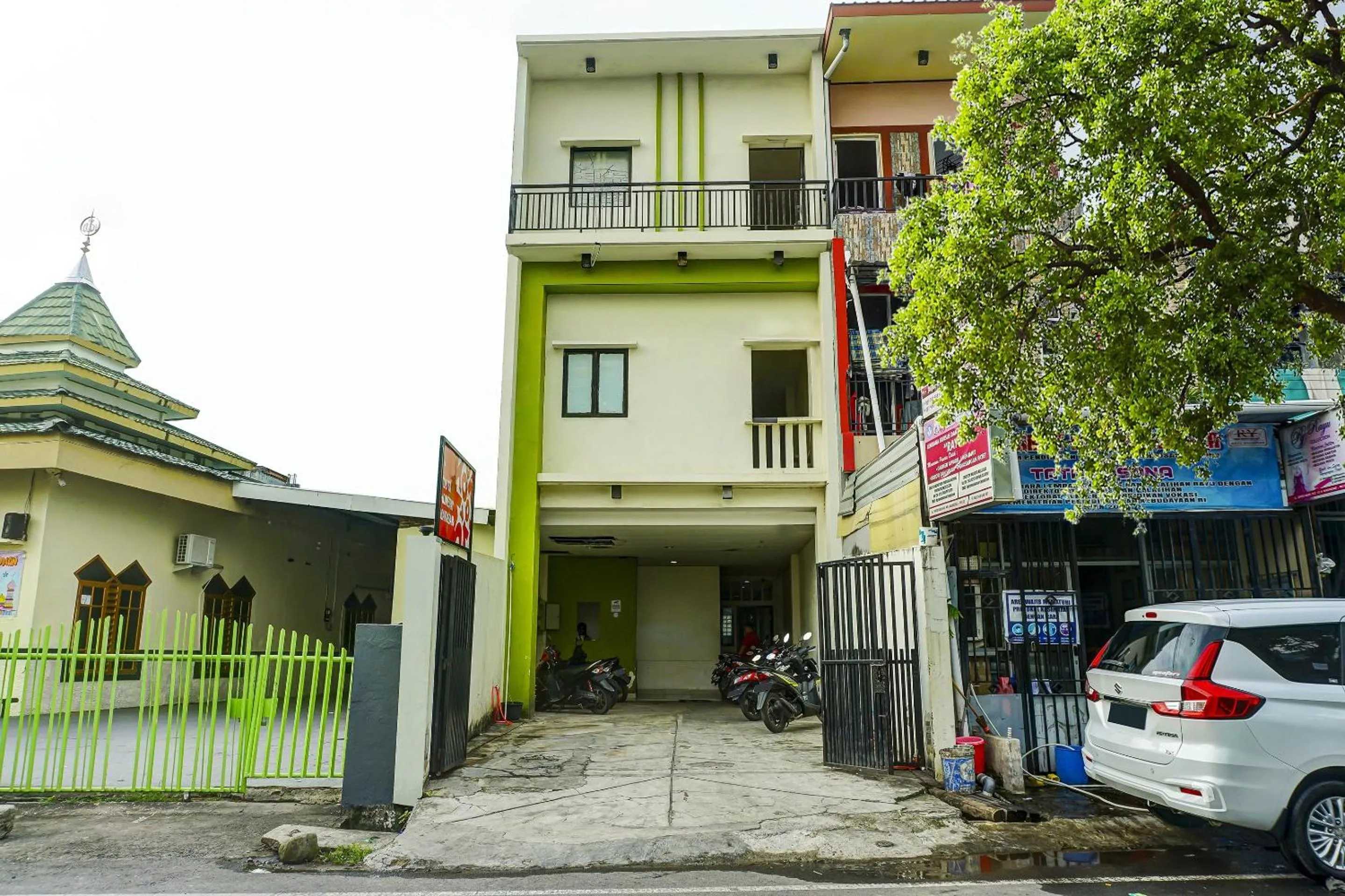 Facade/entrance in Hotel O Kos'ta Homestay Makassar