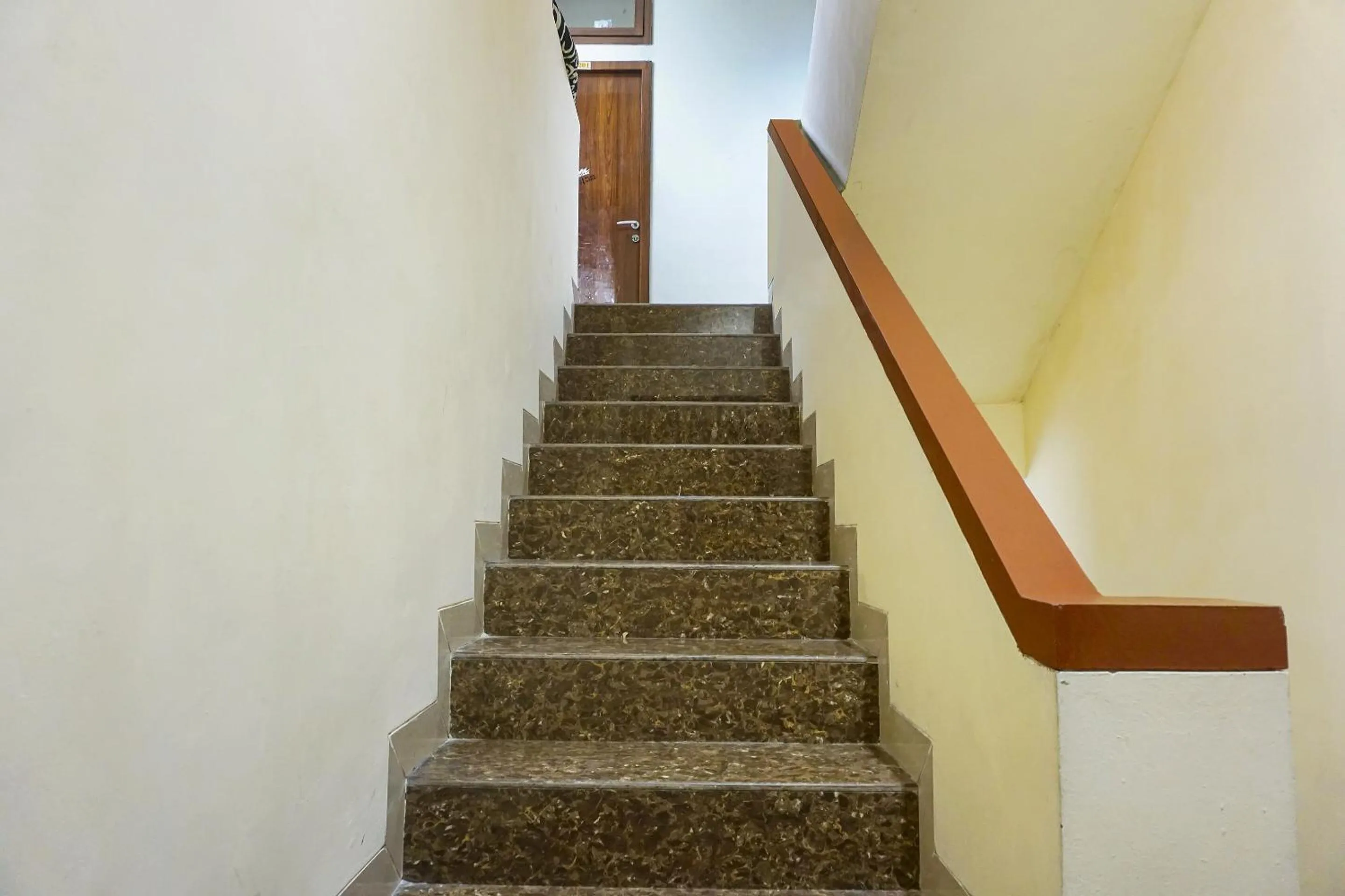 Lobby or reception in Hotel O Kos'ta Homestay Makassar