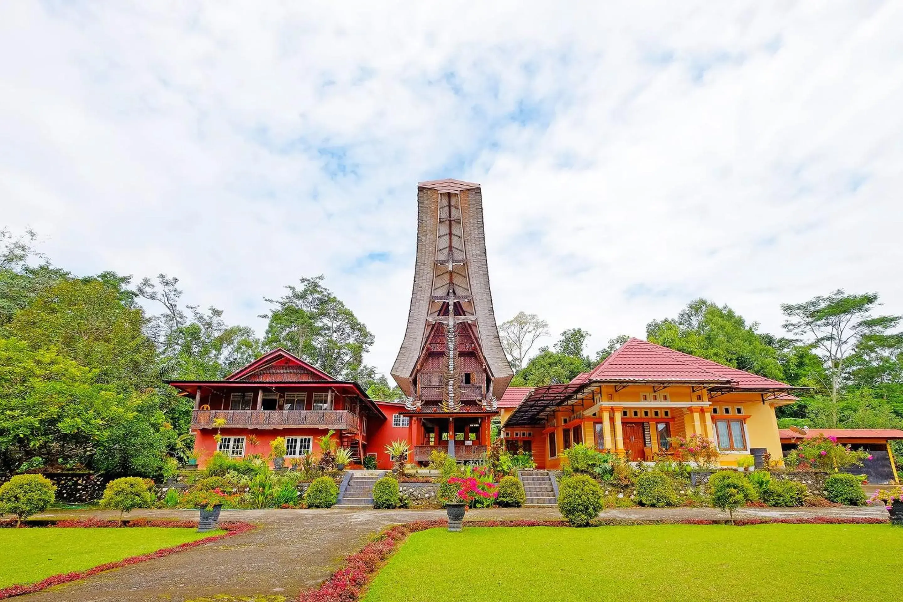 Facade/entrance in Hotel O Tatto Bara Homestay Near Tongkonan Payung Pangden Facade/entrance in Hotel O Tatto Bara Homestay Near Tongkonan Payung Pangden