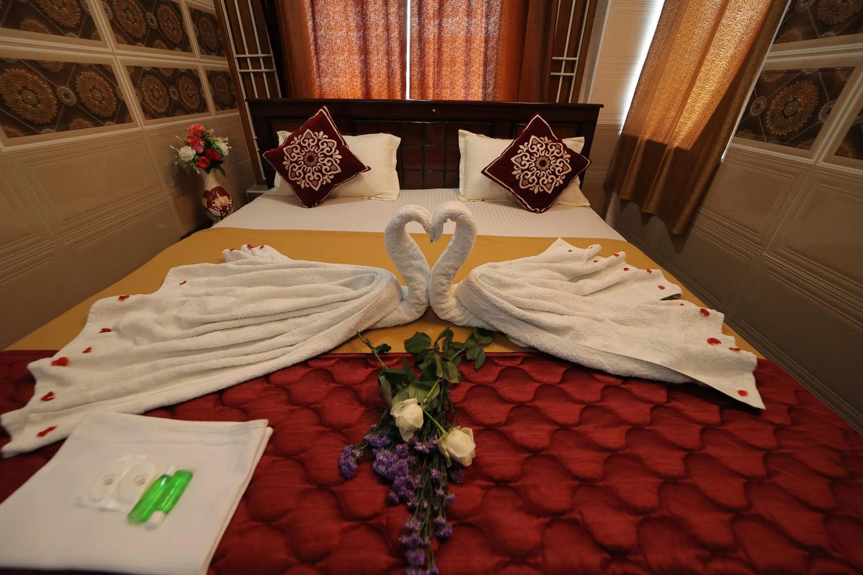 Bed in French Breeze Residency