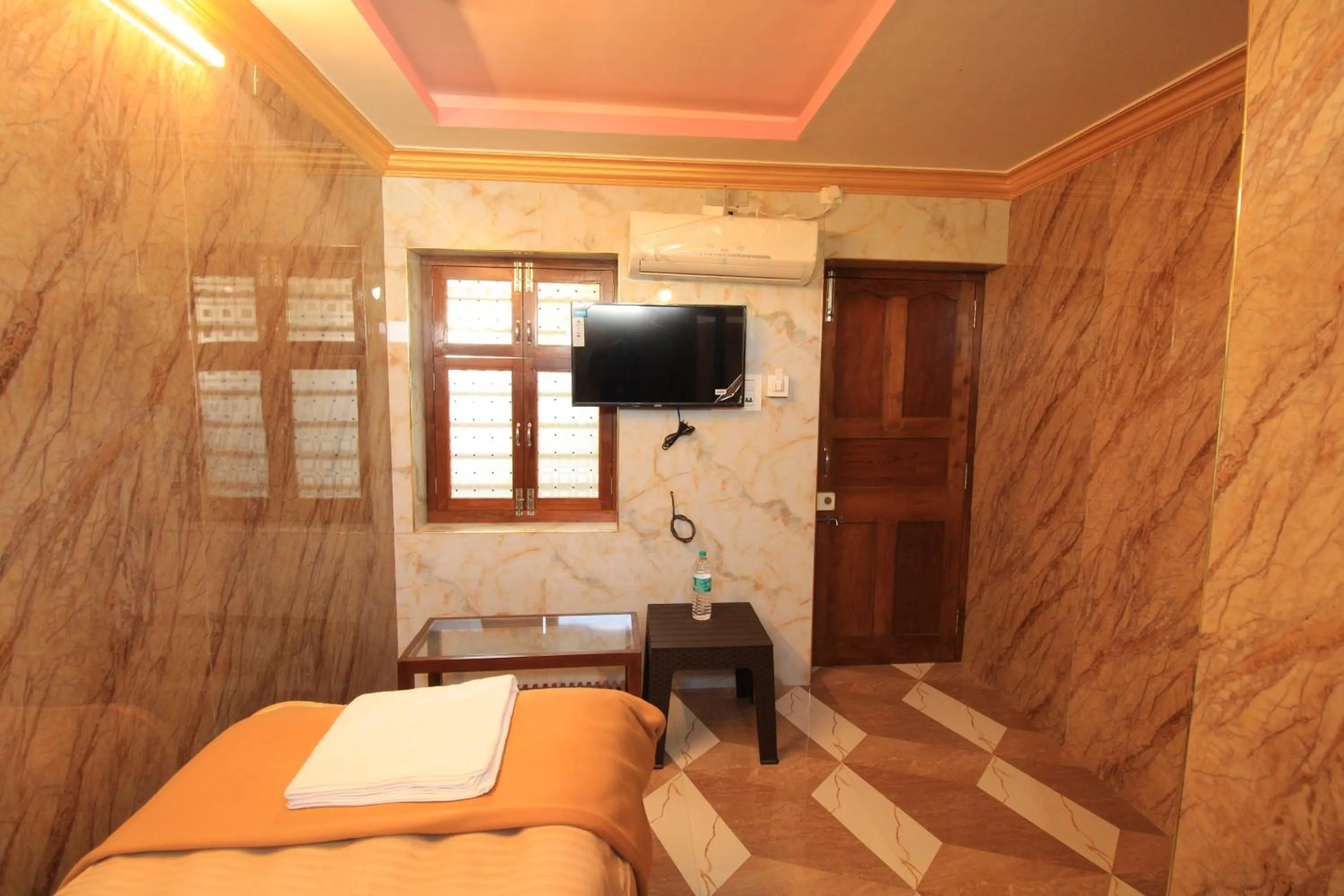 Bed in French Breeze Residency