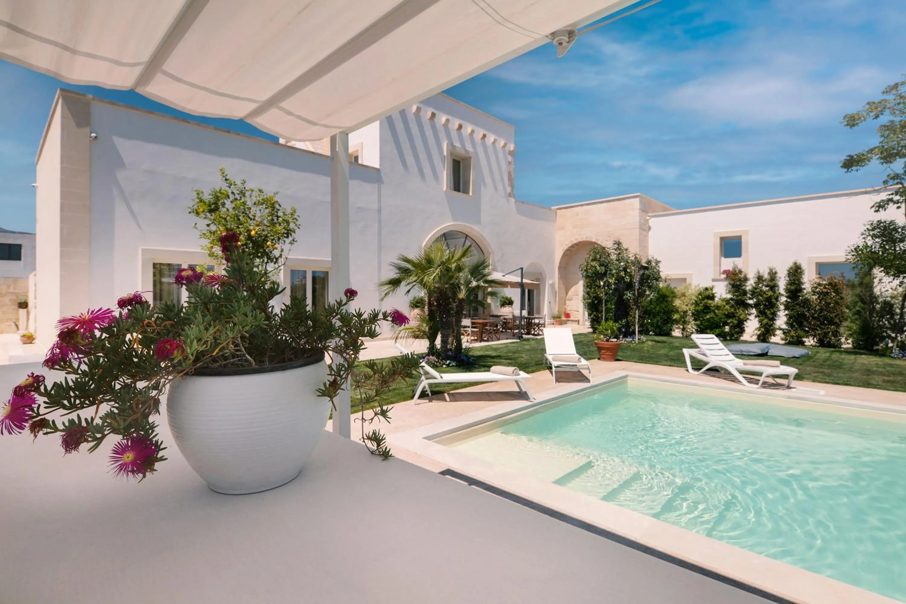 Swimming pool in Dimora Oru