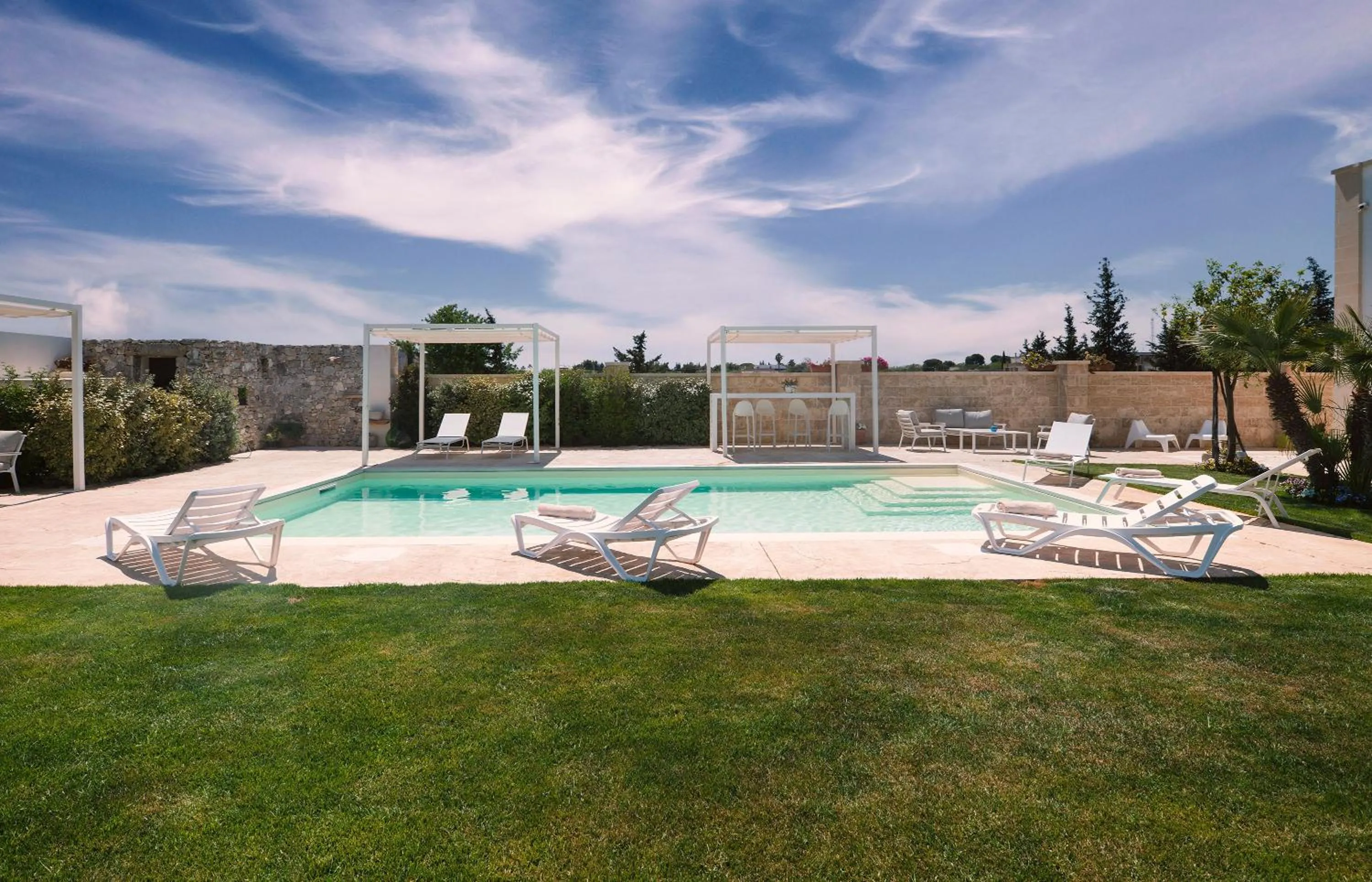 Swimming pool in Dimora Oru