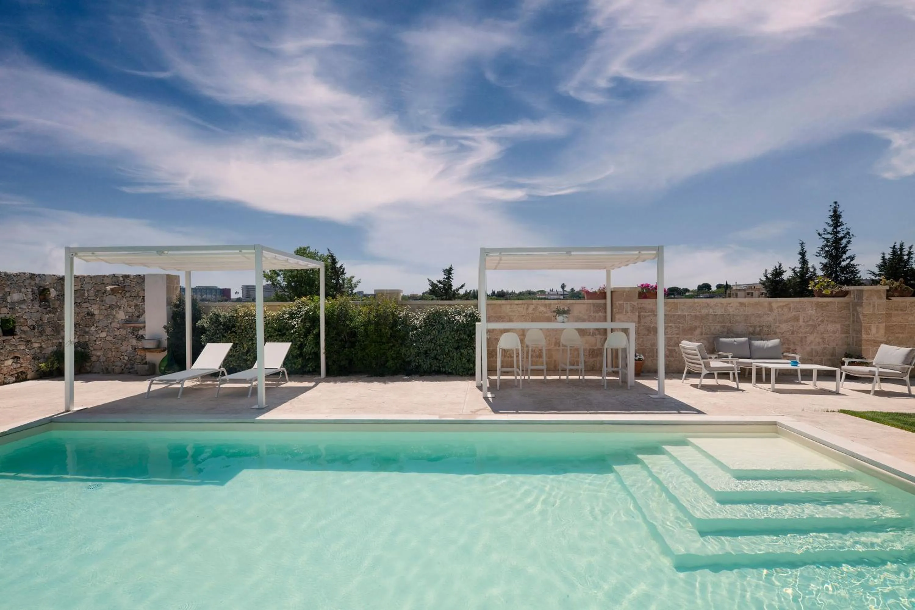Swimming pool in Dimora Oru