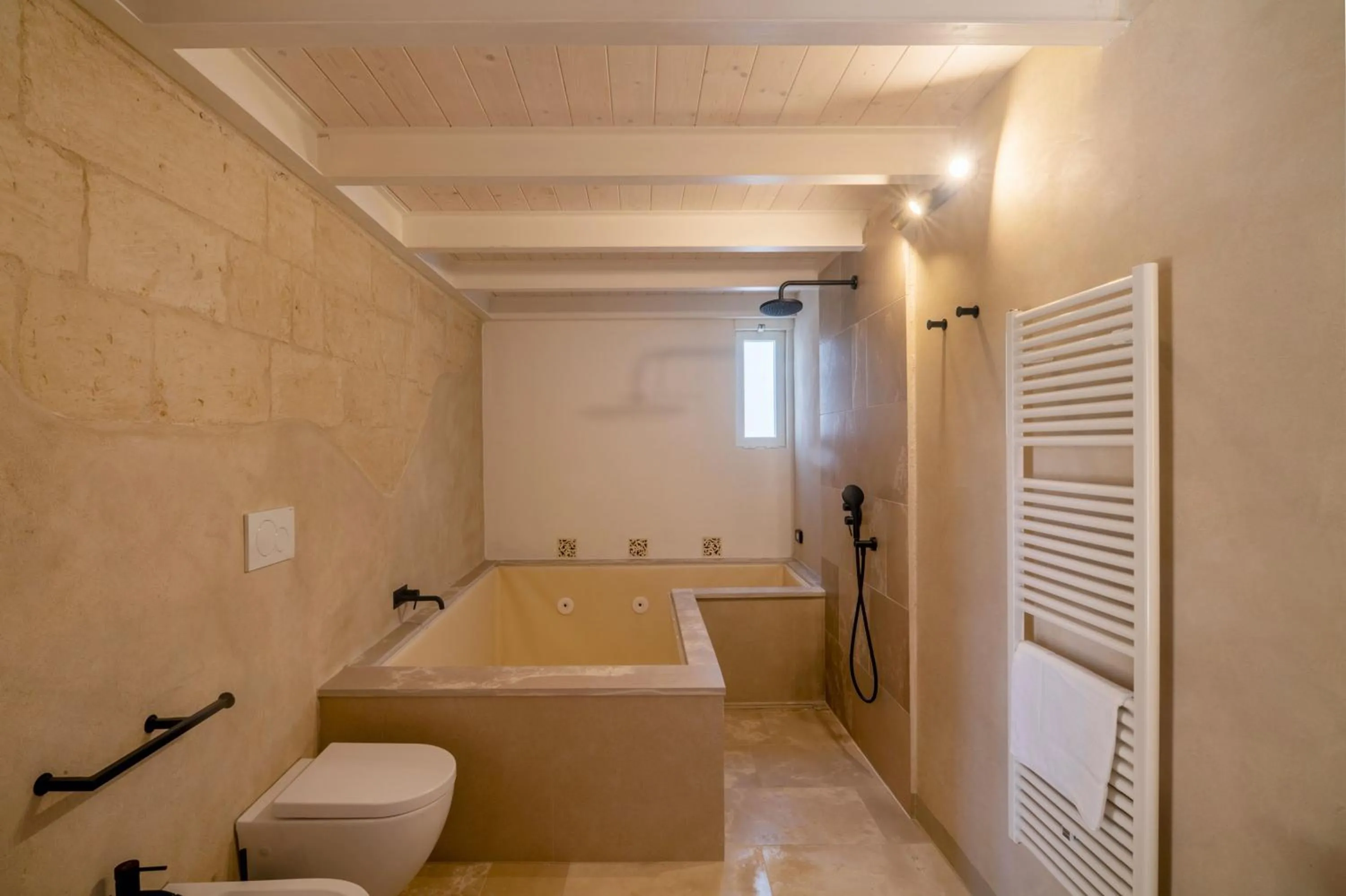 Hot Tub in Dimora Oru