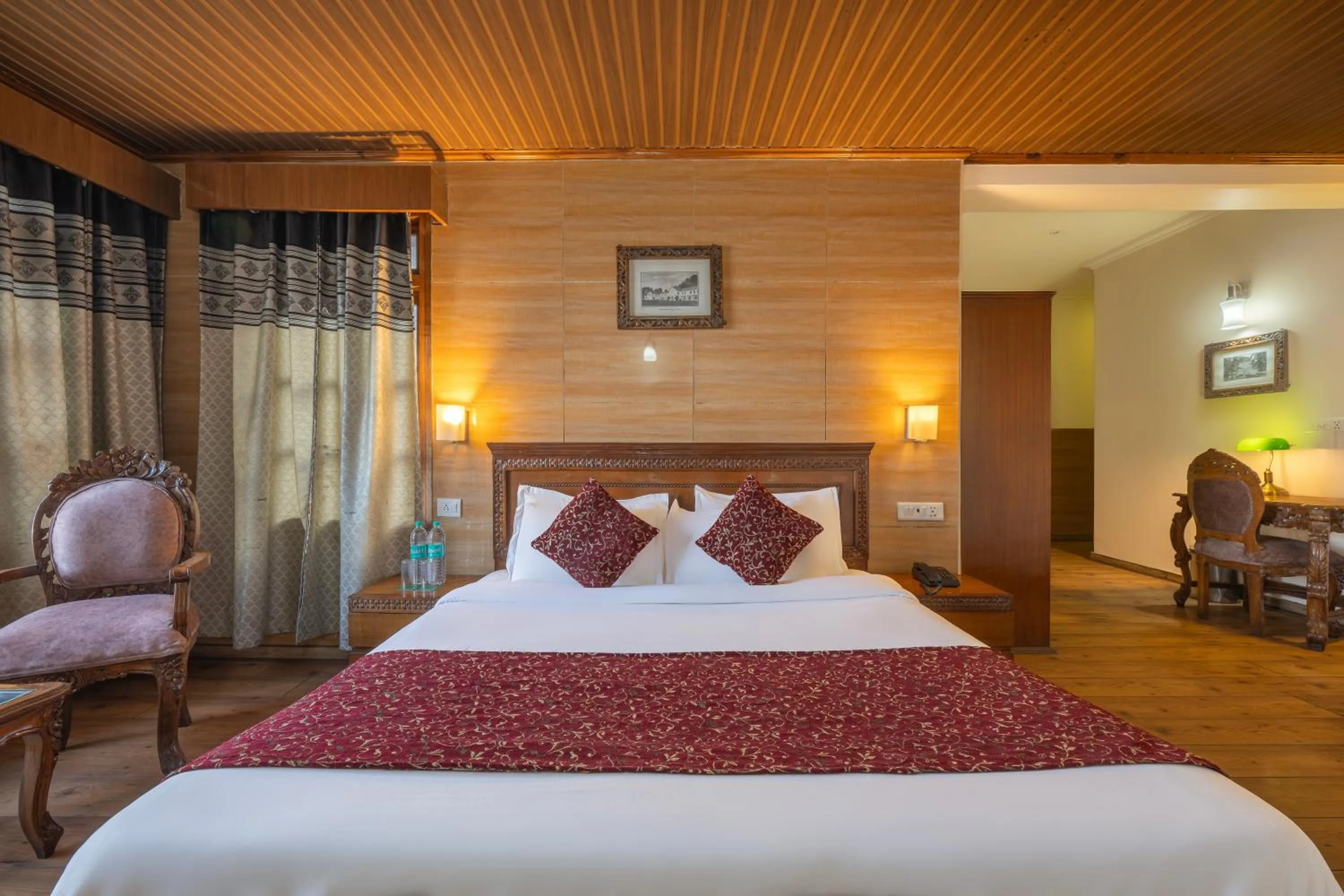 Bed in Wingait Inn - Hotel Near Mall Road