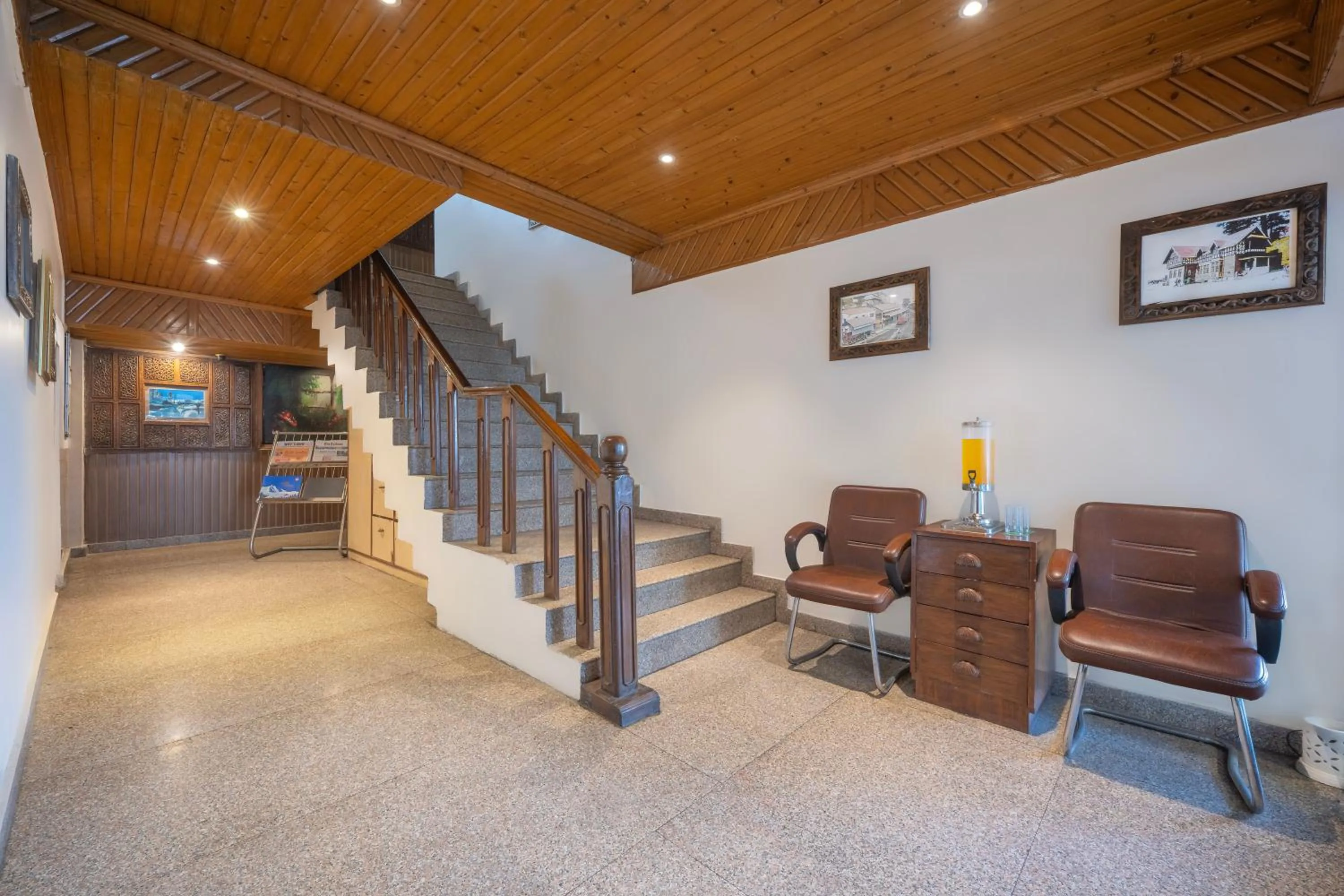 Seating area in Wingait Inn - Hotel Near Mall Road
