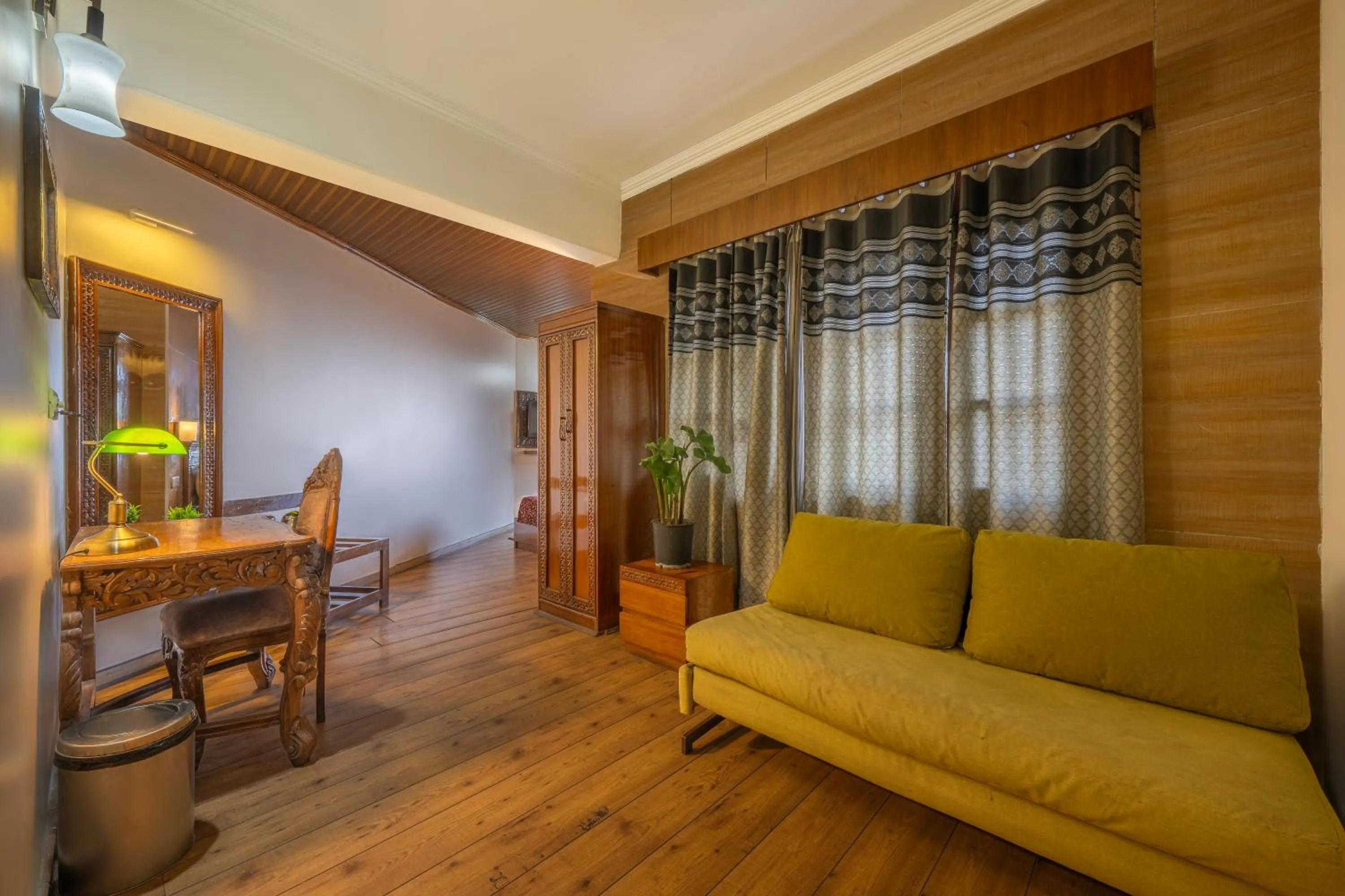 Seating area in Wingait Inn - Hotel Near Mall Road