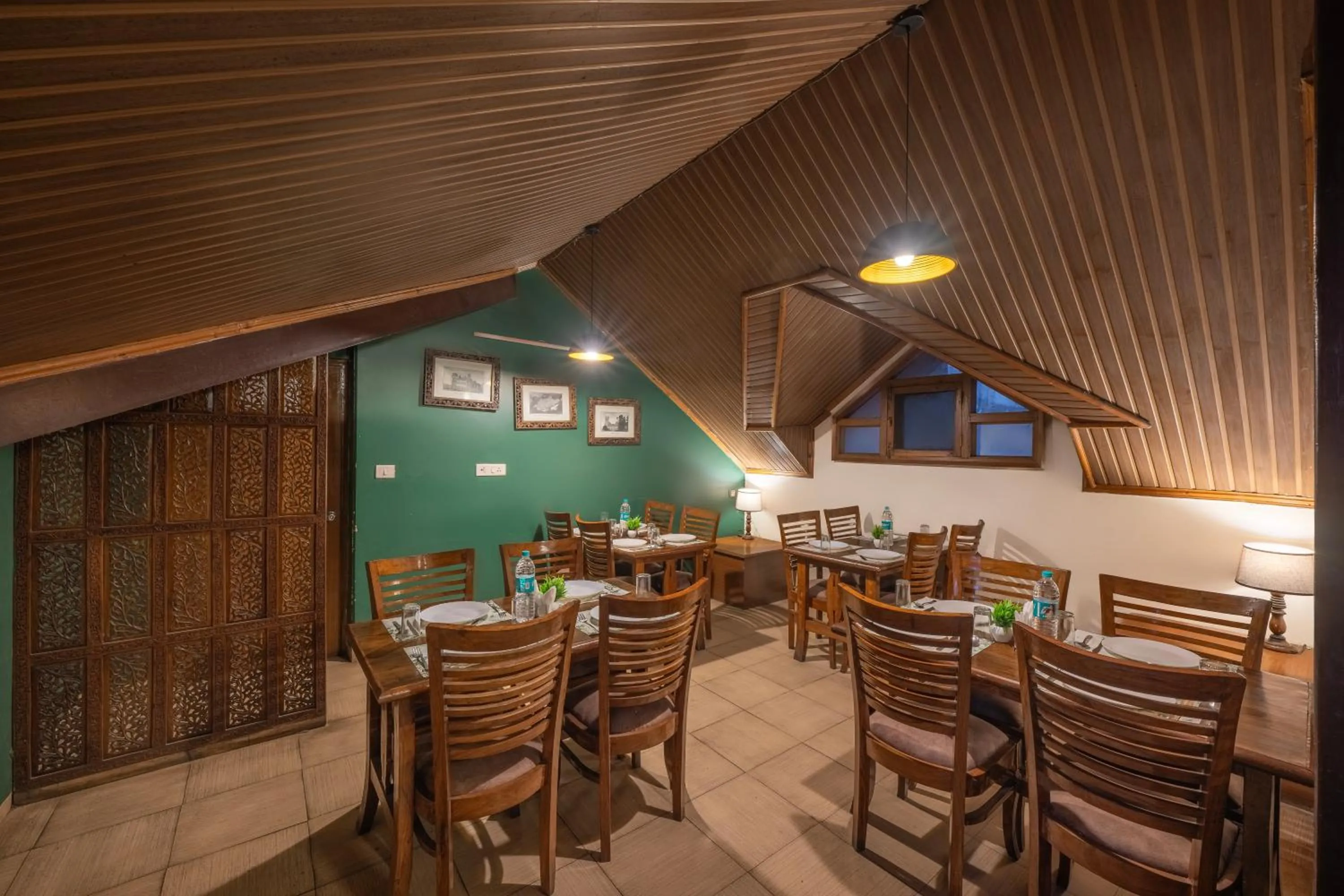 Restaurant/places to eat in Wingait Inn - Hotel Near Mall Road