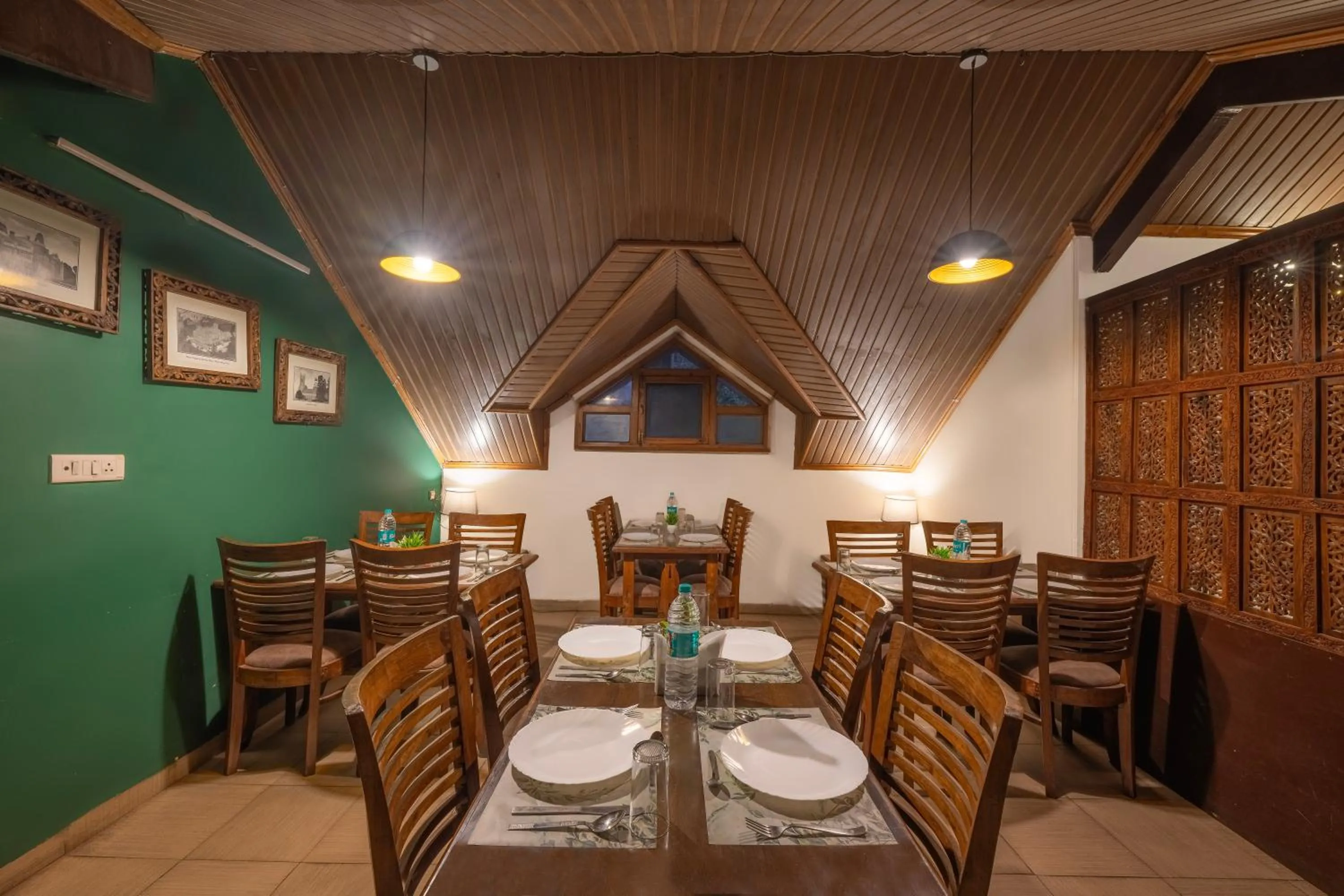Dining area in Wingait Inn - Hotel Near Mall Road