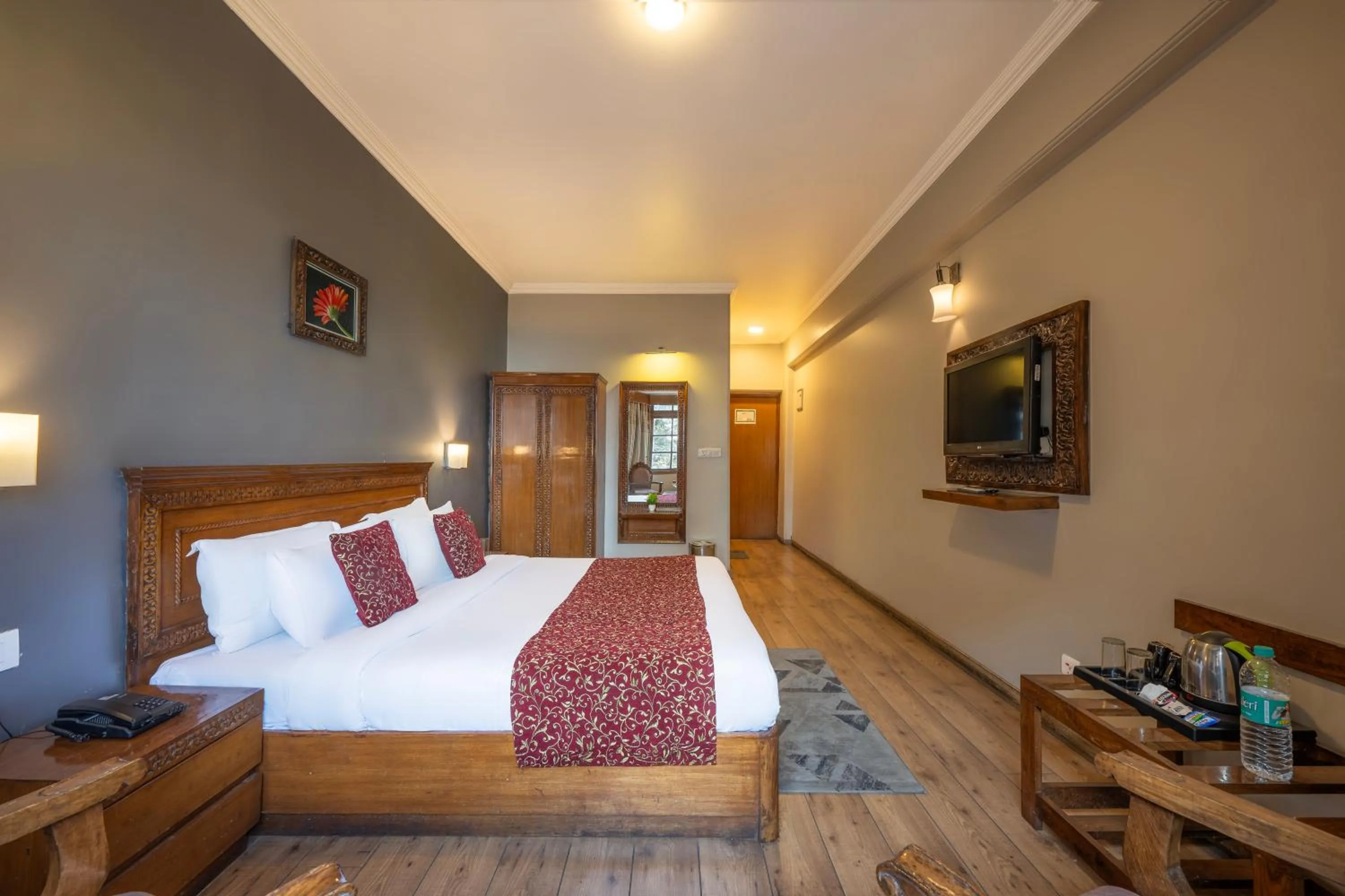 Bed in Wingait Inn - Hotel Near Mall Road