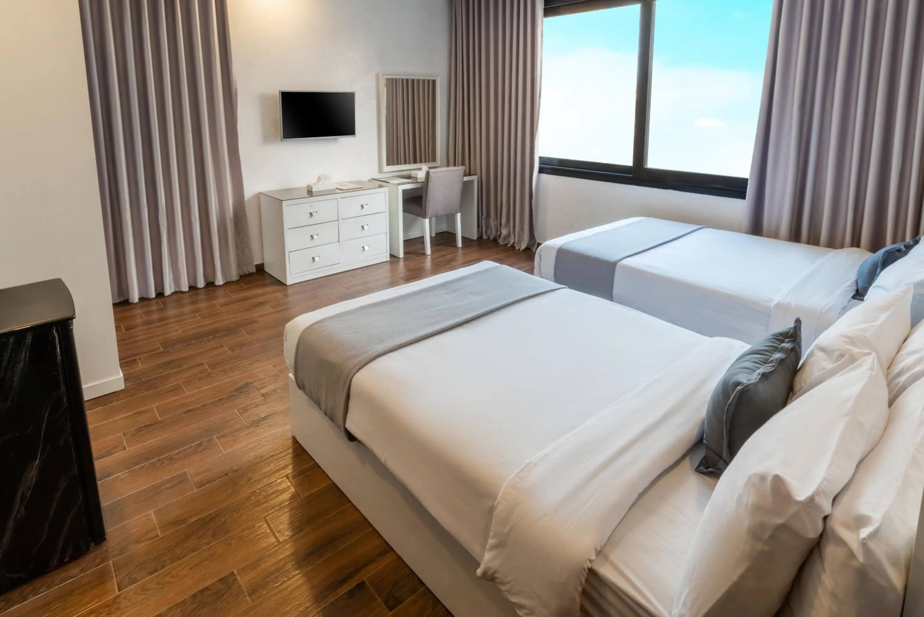 Communal lounge/ TV room, Bed in Nile Villa Hotel