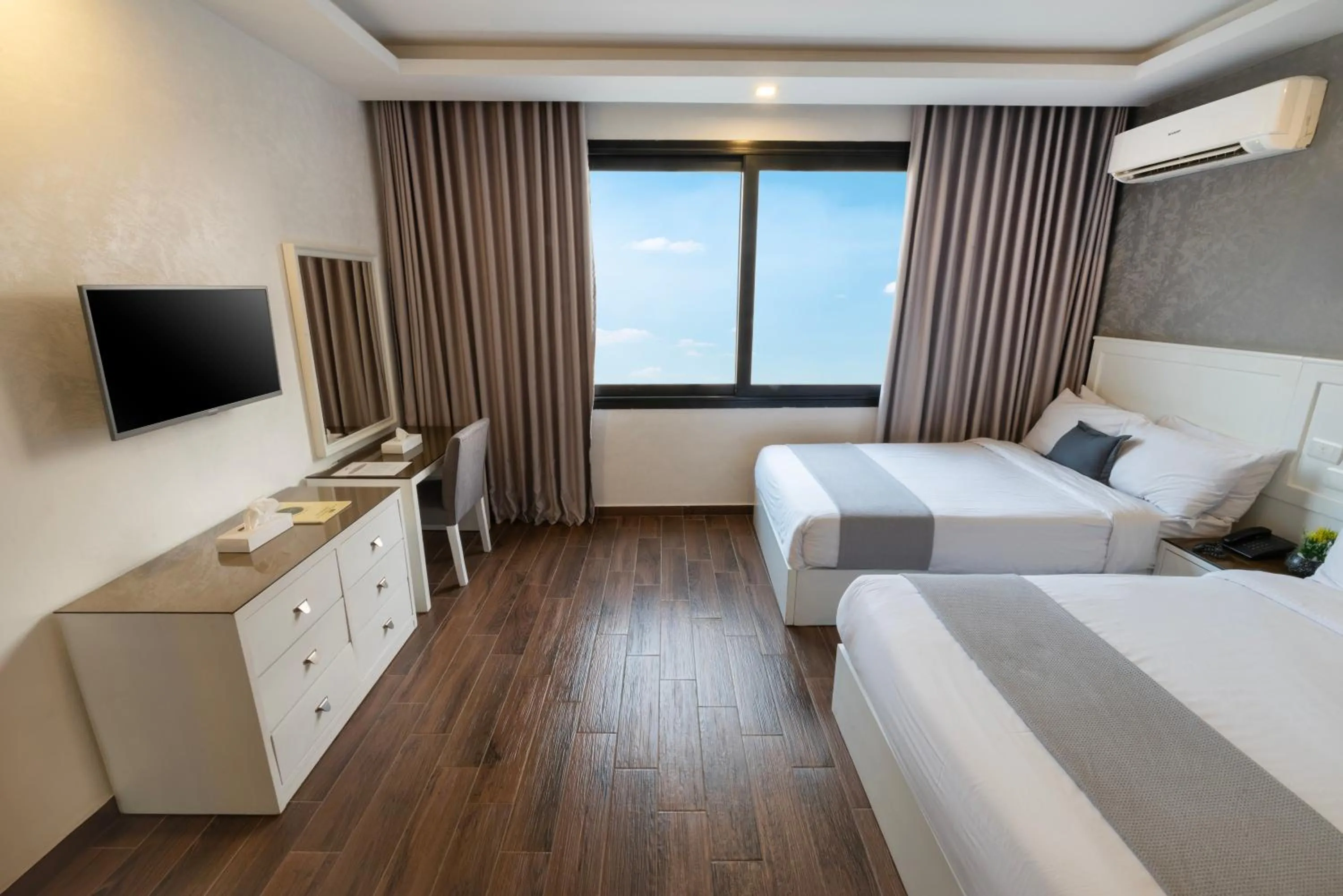 Communal lounge/ TV room, Bed in Nile Villa Hotel