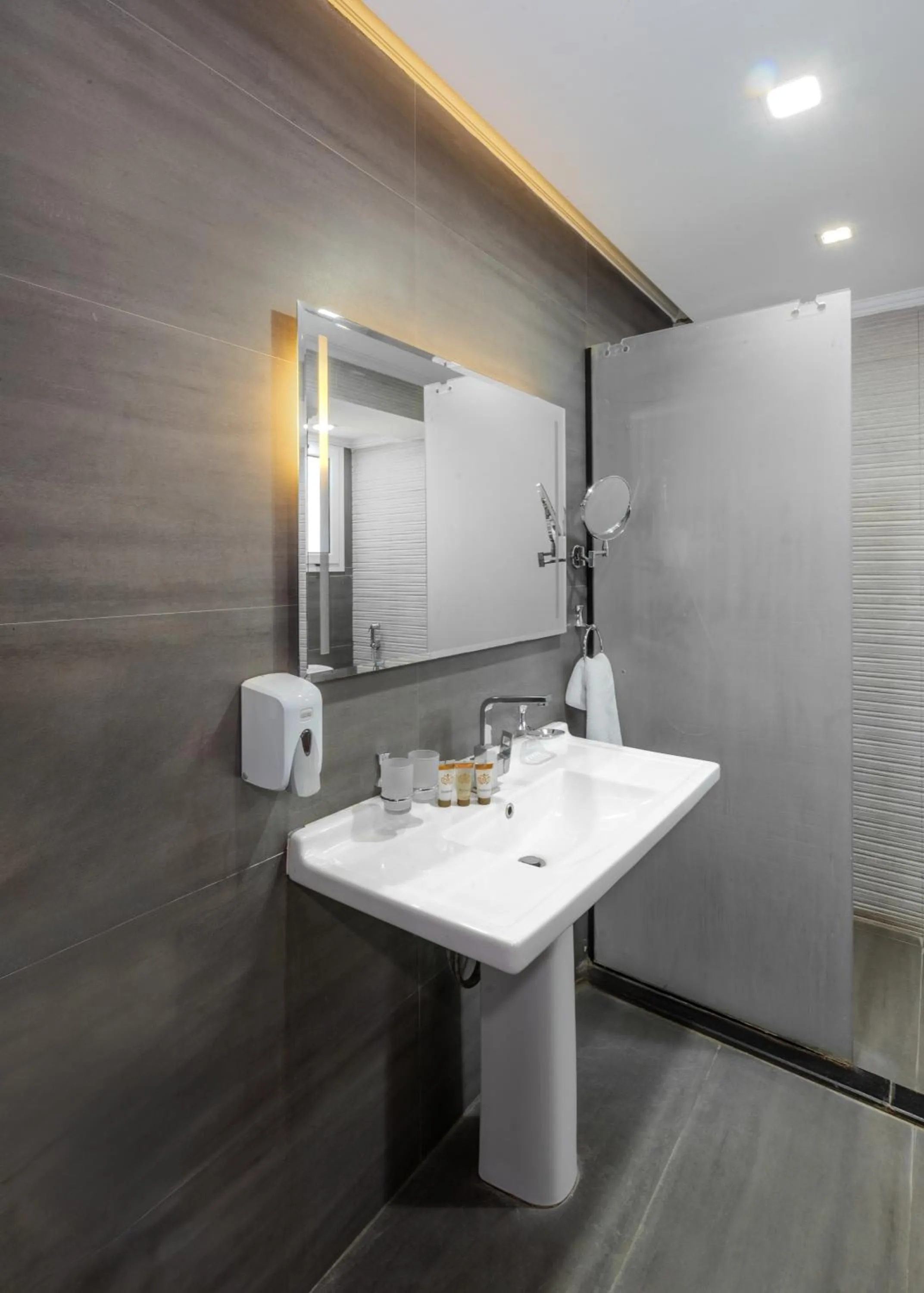 Shower in Nile Villa Hotel