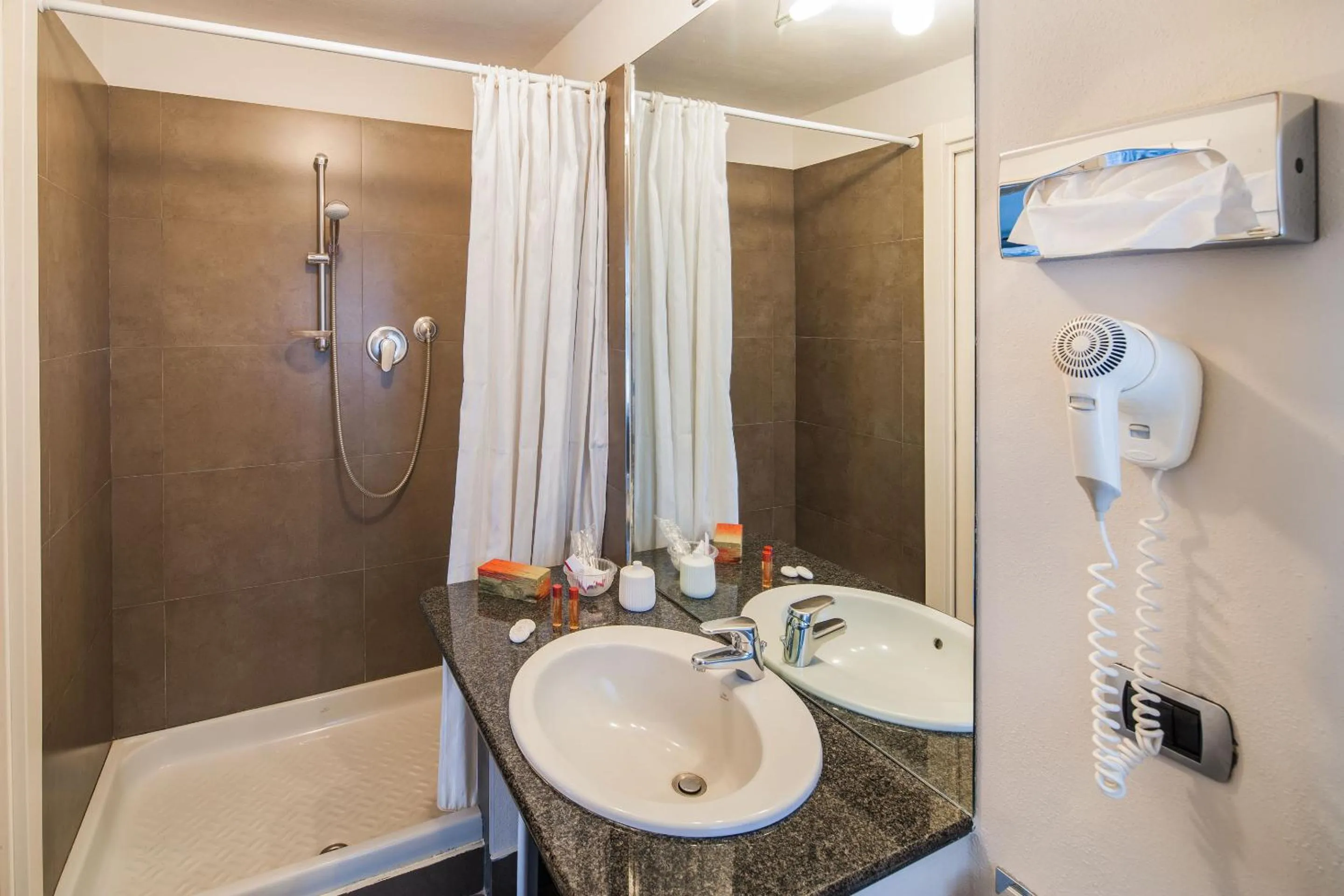 Shower in Phi Hotel Palio