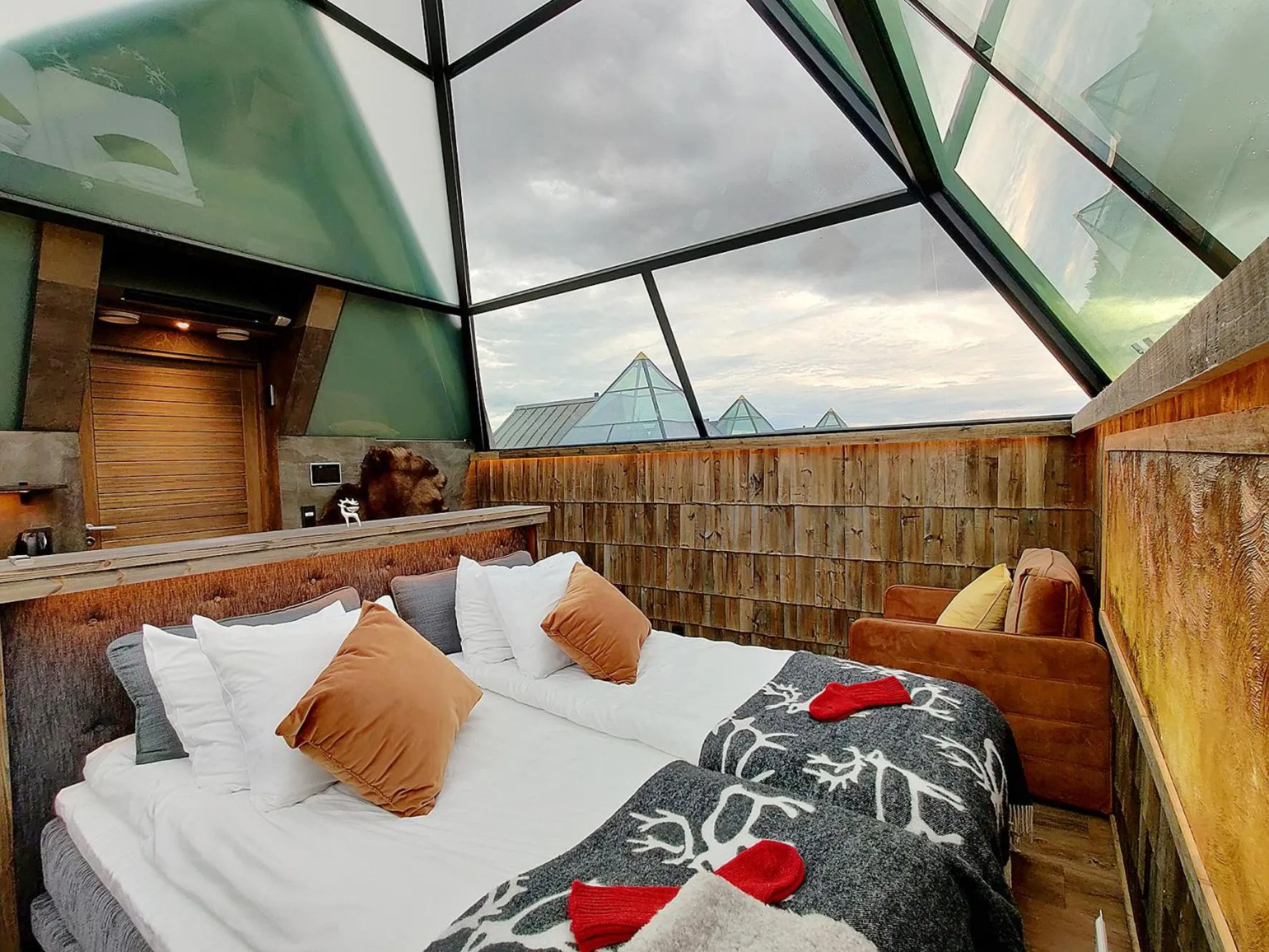 Bed in Aurora Pyramid Glass Igloos